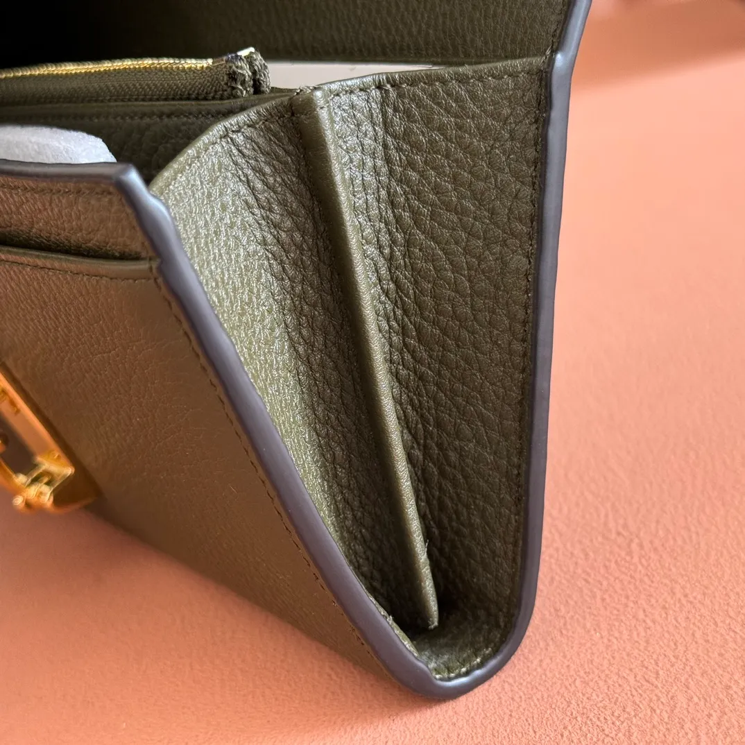 p540. 💋💋💋 Equipped with full counter packaging [New Product] This Gucci Softbit series shoulder bag is ingeniously integrated with the brand's classic equestrian style accessories in the shape of a large half-horse bit. Ankara red grained calfskin. Light gold-tone hardware. Dark brown microfiber lining. Half horsebit buckle. Ident.: 828147. Dimensions: 19x10x3.5cm. Color: green/original leather. Made in Italy