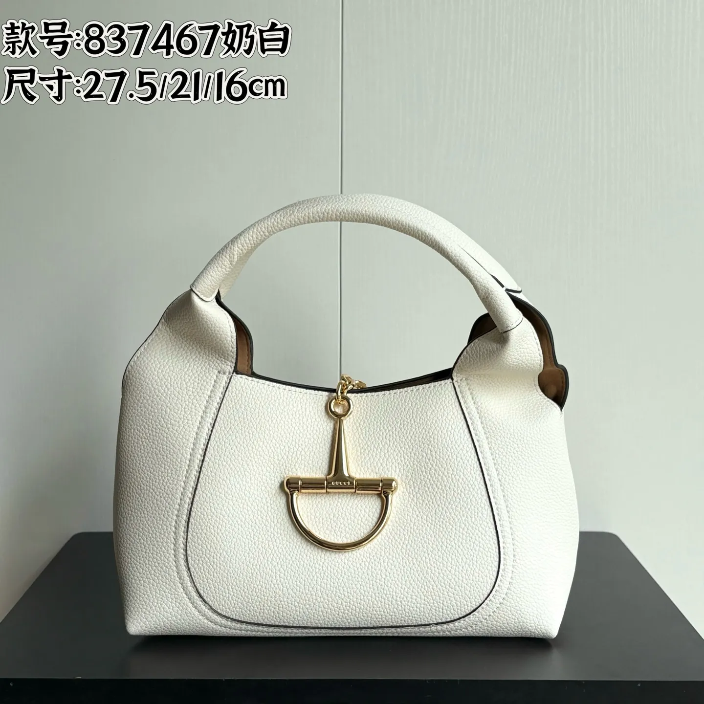 Upgraded version of real shot #💰320 Style number: 837467 milk white Size: 27.5X21X16～ Gucci Softbit series small shoulder bag, ingeniously integrated with the brand's classic equestrian style accessories with half horse bit shape. The handle is 15 cm high and can be opened and closed with a magnetic buckle.
