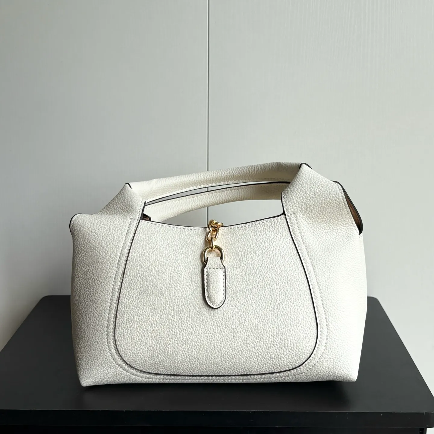 Upgraded version of real shot #💰320 Style number: 837467 milk white Size: 27.5X21X16～ Gucci Softbit series small shoulder bag, ingeniously integrated with the brand's classic equestrian style accessories with half horse bit shape. The handle is 15 cm high and can be opened and closed with a magnetic buckle.