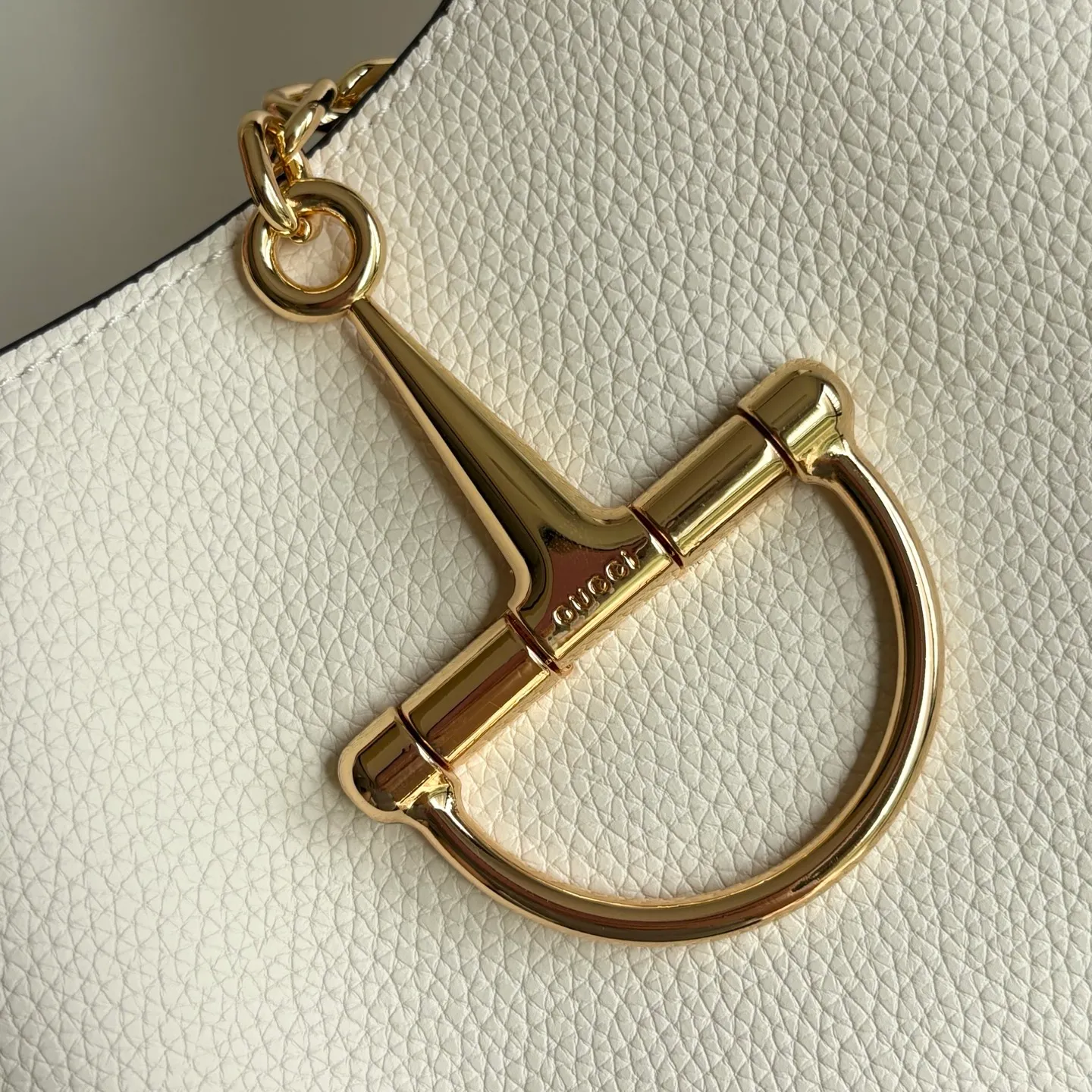 Upgraded version of real shot #💰320 Style number: 837467 milk white Size: 27.5X21X16～ Gucci Softbit series small shoulder bag, ingeniously integrated with the brand's classic equestrian style accessories with half horse bit shape. The handle is 15 cm high and can be opened and closed with a magnetic buckle.