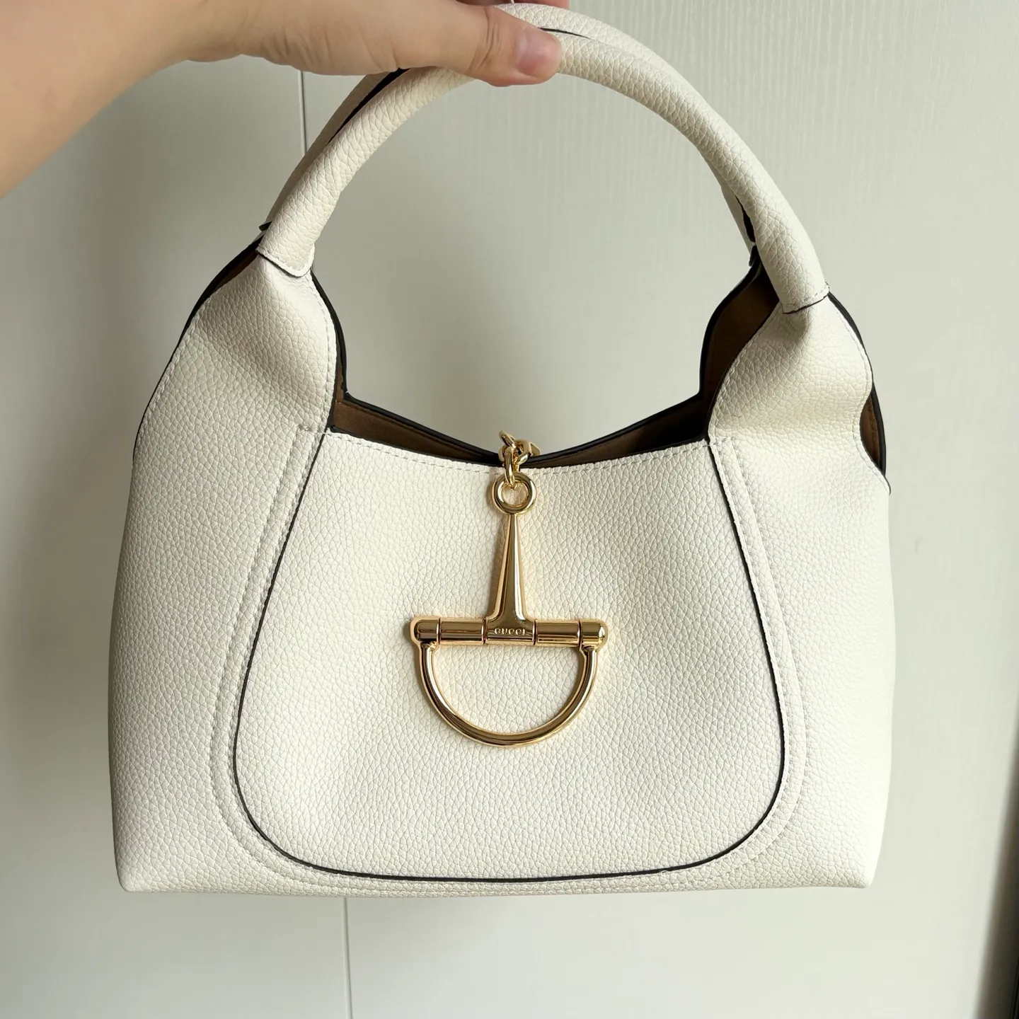 Upgraded version of real shot #💰320 Style number: 837467 milk white Size: 27.5X21X16～ Gucci Softbit series small shoulder bag, ingeniously integrated with the brand's classic equestrian style accessories with half horse bit shape. The handle is 15 cm high and can be opened and closed with a magnetic buckle.