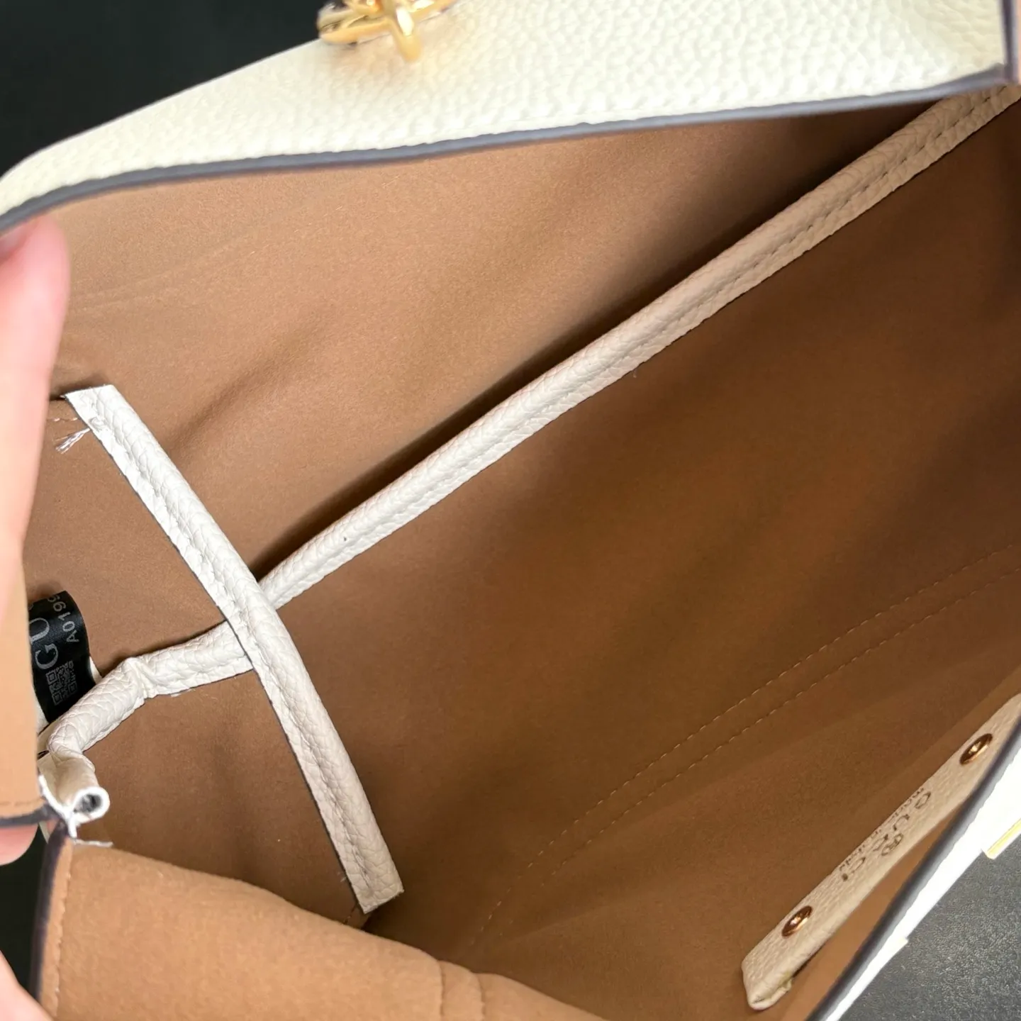 Upgraded version of real shot #💰320 Style number: 837467 milk white Size: 27.5X21X16～ Gucci Softbit series small shoulder bag, ingeniously integrated with the brand's classic equestrian style accessories with half horse bit shape. The handle is 15 cm high and can be opened and closed with a magnetic buckle.