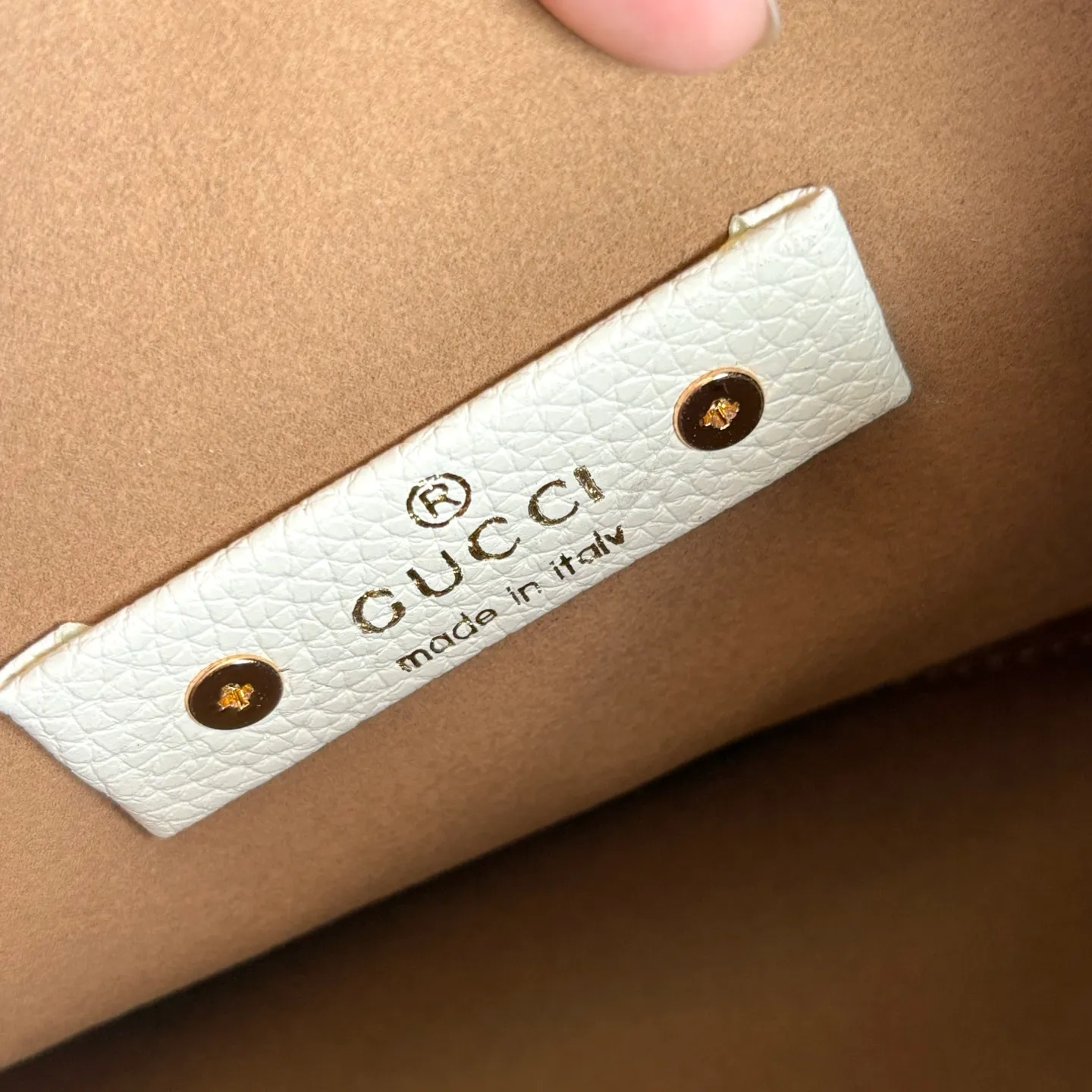 Upgraded version of real shot #💰320 Style number: 837467 milk white Size: 27.5X21X16～ Gucci Softbit series small shoulder bag, ingeniously integrated with the brand's classic equestrian style accessories with half horse bit shape. The handle is 15 cm high and can be opened and closed with a magnetic buckle.