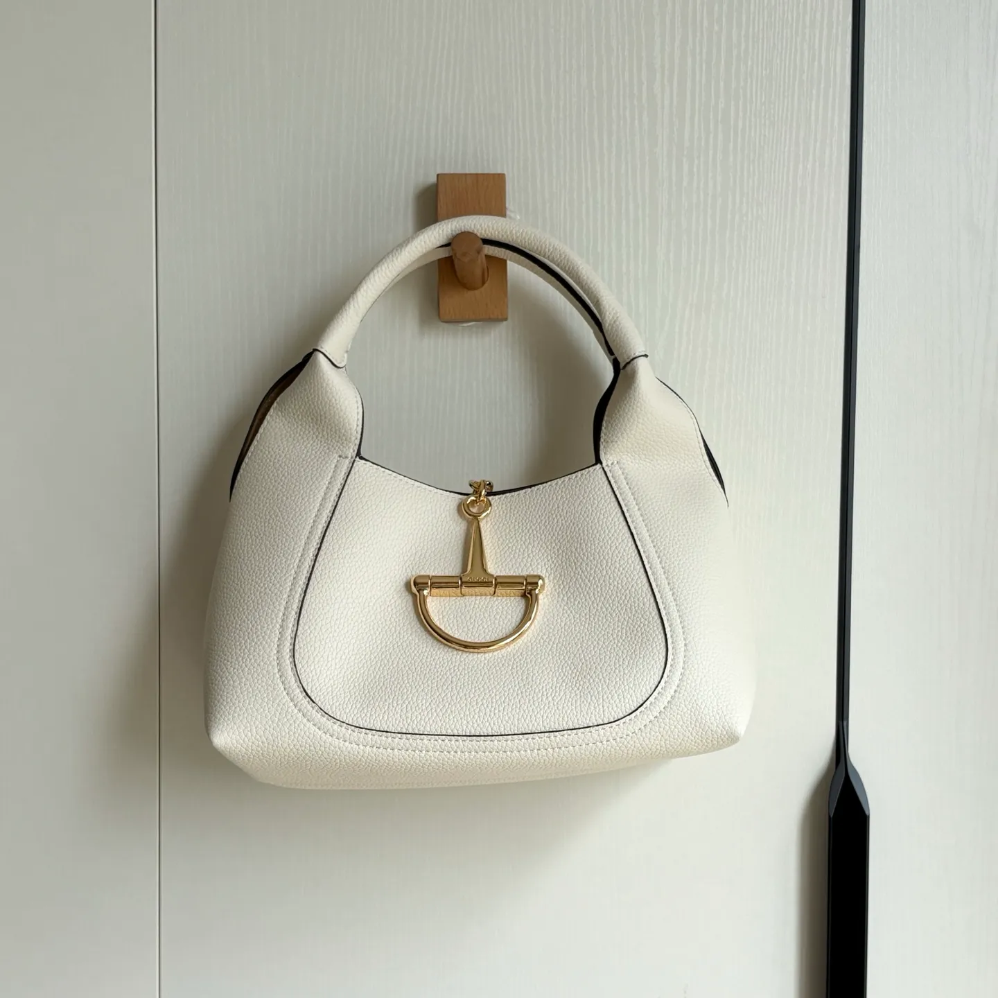 Upgraded version of real shot #💰320 Style number: 837467 milk white Size: 27.5X21X16～ Gucci Softbit series small shoulder bag, ingeniously integrated with the brand's classic equestrian style accessories with half horse bit shape. The handle is 15 cm high and can be opened and closed with a magnetic buckle.