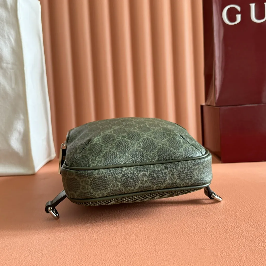 p940. 💋💋💋"With full set of original counter packaging" [New product] The iconic GG Supreme canvas has always been the brand's evergreen model because of its soft and malleable characteristics. Made from coated microfiber fabric, here presented in a new forest green version that defines this small crossbody bag. Tonal leather accents complete the style, while the pop of archival mesh appears on the crossbody bag.  Forest green GG Supreme canvas Forest green leather trim Forest green cotton lining Exterior: 1 front zipped pocket Adjustable canvas shoulder strap, drop 54cm; length: 60cm-123cm Zip closure Ref.: 822073. Dimensions: Width 17.5cm x Height 7cm x Thickness 6cm Weight: Approximately 690g Color: Forest green PVC/original leather. Made in Italy