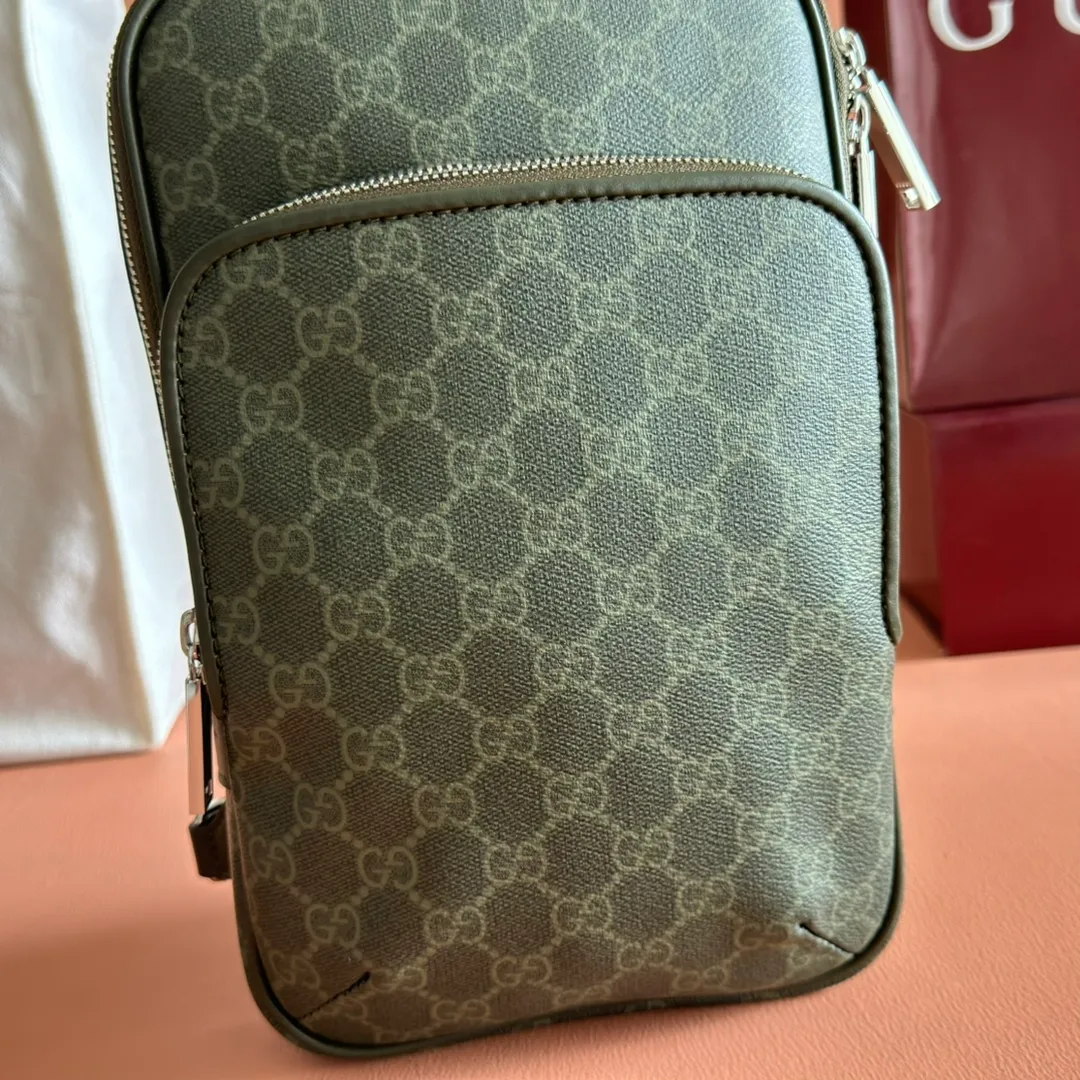 p940. 💋💋💋"With full set of original counter packaging" [New product] The iconic GG Supreme canvas has always been the brand's evergreen model because of its soft and malleable characteristics. Made from coated microfiber fabric, here presented in a new forest green version that defines this small crossbody bag. Tonal leather accents complete the style, while the pop of archival mesh appears on the crossbody bag.  Forest green GG Supreme canvas Forest green leather trim Forest green cotton lining Exterior: 1 front zipped pocket Adjustable canvas shoulder strap, drop 54cm; length: 60cm-123cm Zip closure Ref.: 822073. Dimensions: Width 17.5cm x Height 7cm x Thickness 6cm Weight: Approximately 690g Color: Forest green PVC/original leather. Made in Italy