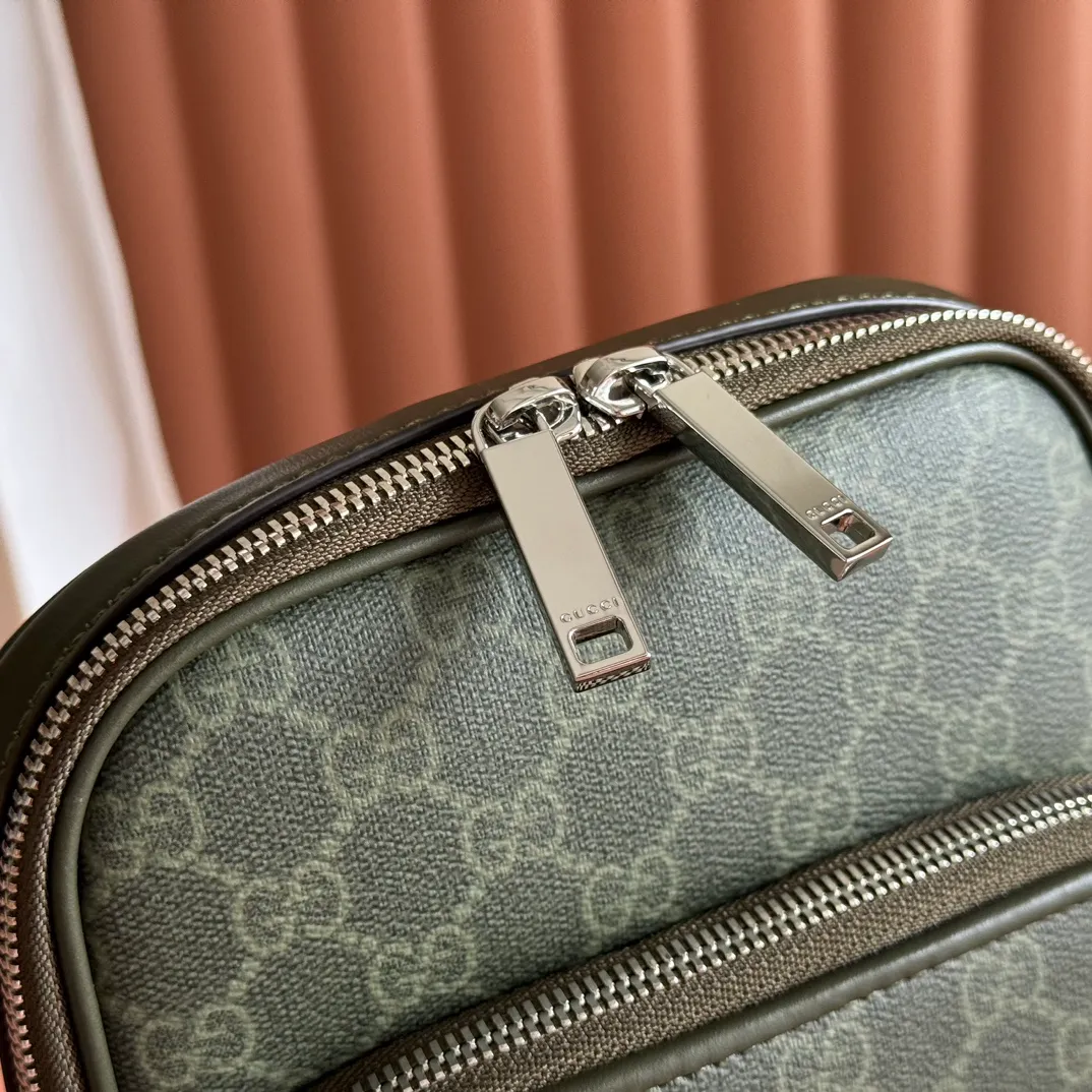 p940. 💋💋💋"With full set of original counter packaging" [New product] The iconic GG Supreme canvas has always been the brand's evergreen model because of its soft and malleable characteristics. Made from coated microfiber fabric, here presented in a new forest green version that defines this small crossbody bag. Tonal leather accents complete the style, while the pop of archival mesh appears on the crossbody bag.  Forest green GG Supreme canvas Forest green leather trim Forest green cotton lining Exterior: 1 front zipped pocket Adjustable canvas shoulder strap, drop 54cm; length: 60cm-123cm Zip closure Ref.: 822073. Dimensions: Width 17.5cm x Height 7cm x Thickness 6cm Weight: Approximately 690g Color: Forest green PVC/original leather. Made in Italy
