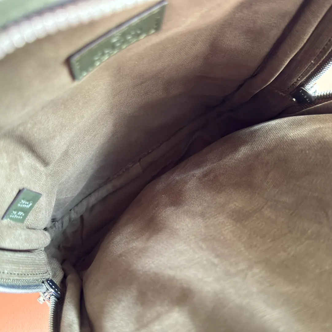 p940. 💋💋💋"With full set of original counter packaging" [New product] The iconic GG Supreme canvas has always been the brand's evergreen model because of its soft and malleable characteristics. Made from coated microfiber fabric, here presented in a new forest green version that defines this small crossbody bag. Tonal leather accents complete the style, while the pop of archival mesh appears on the crossbody bag.  Forest green GG Supreme canvas Forest green leather trim Forest green cotton lining Exterior: 1 front zipped pocket Adjustable canvas shoulder strap, drop 54cm; length: 60cm-123cm Zip closure Ref.: 822073. Dimensions: Width 17.5cm x Height 7cm x Thickness 6cm Weight: Approximately 690g Color: Forest green PVC/original leather. Made in Italy