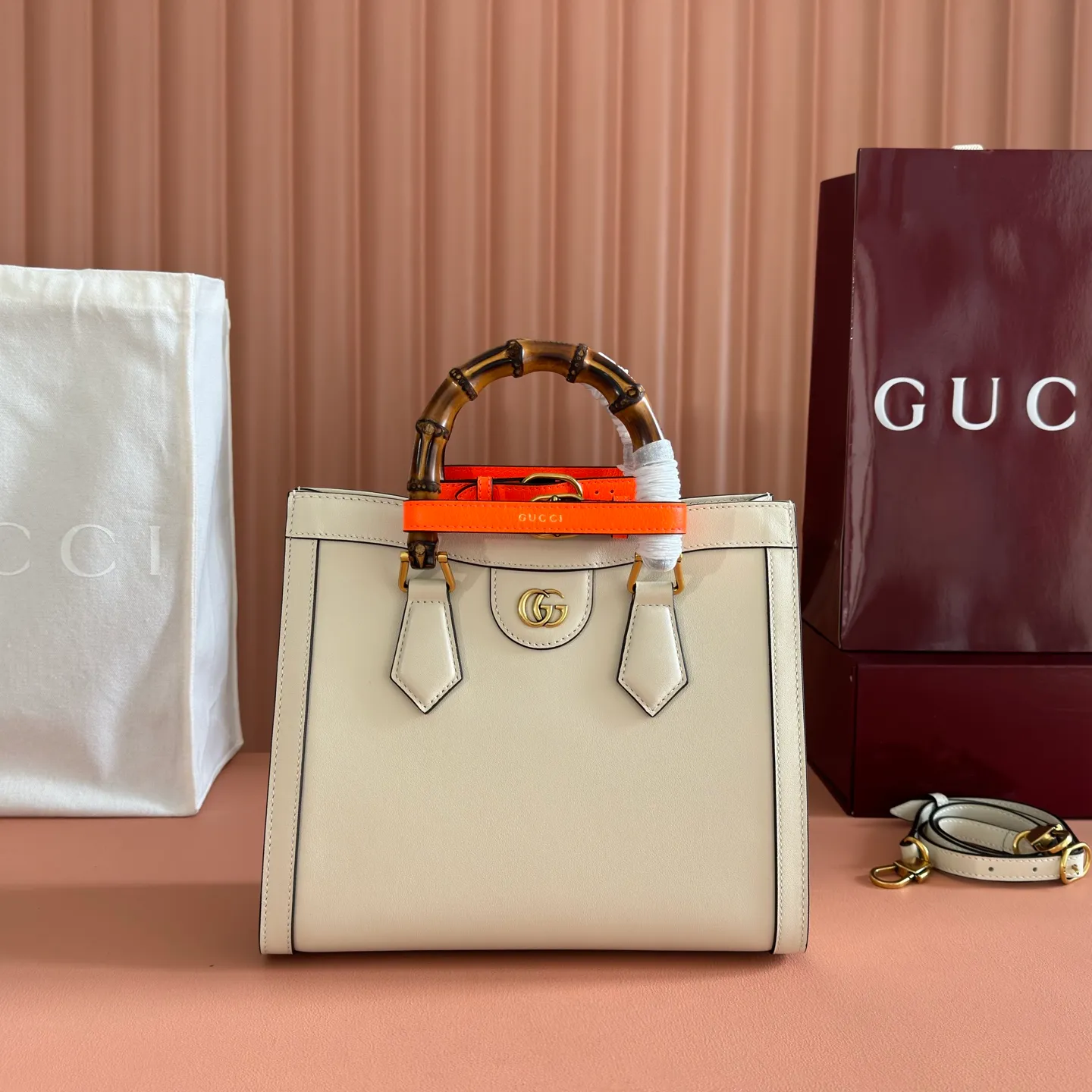p1480. 💋💋💋【Original leather accessories 🌈 Equipped with full counter packaging】🔥🔥The small tote bag combines two recognizable brand elements, bamboo handles and double G accessories. The white leather material contrasts with the two neon buckles, highlighting the smart and elegant temperament. Size: 27*24*11cm Model: 660195.