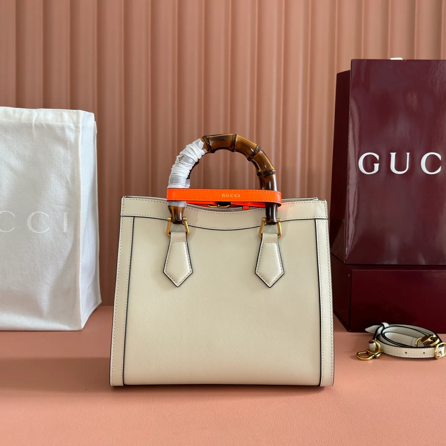 p1480. 💋💋💋【Original leather accessories 🌈 Equipped with full counter packaging】🔥🔥The small tote bag combines two recognizable brand elements, bamboo handles and double G accessories. The white leather material contrasts with the two neon buckles, highlighting the smart and elegant temperament. Size: 27*24*11cm Model: 660195.
