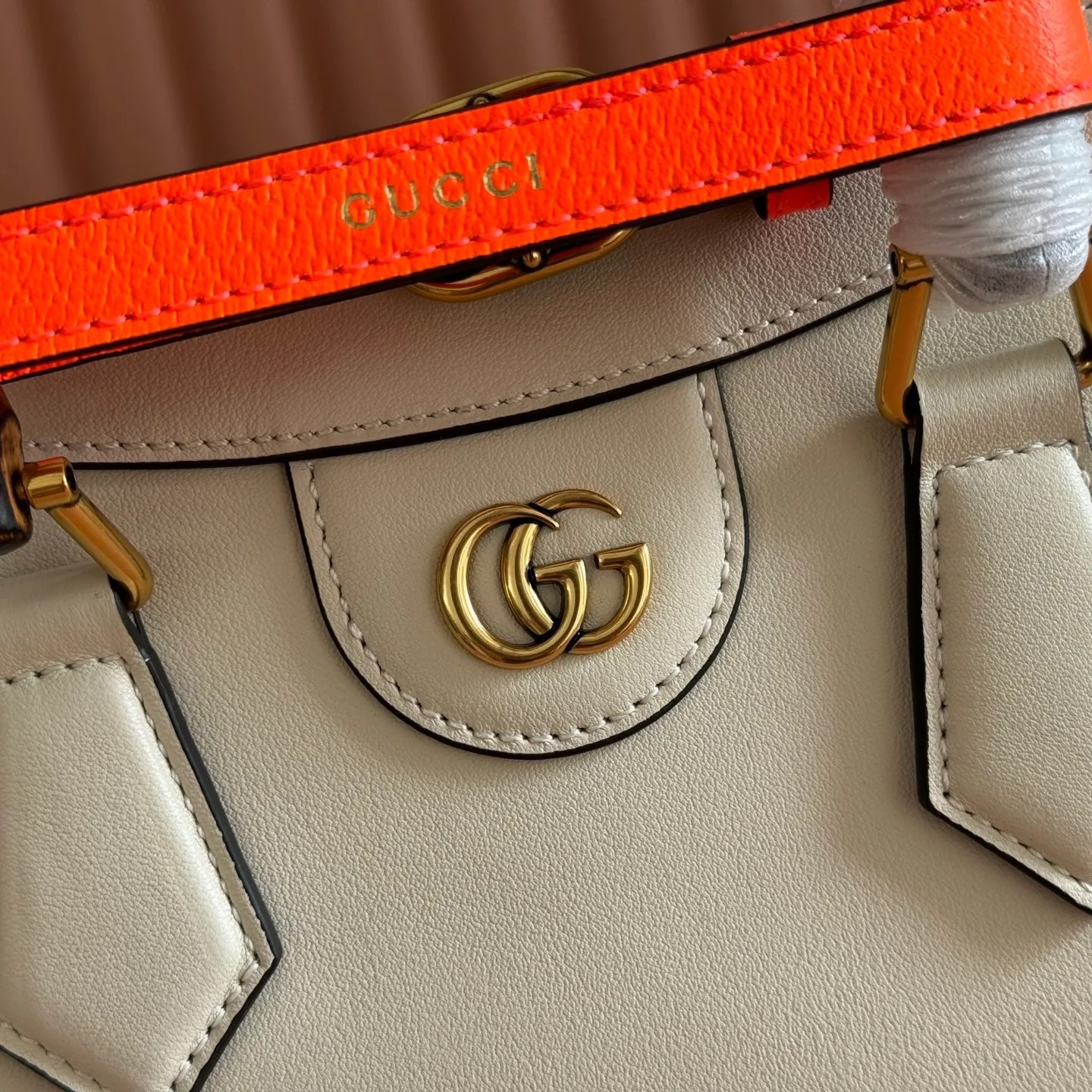 p1480. 💋💋💋【Original leather accessories 🌈 Equipped with full counter packaging】🔥🔥The small tote bag combines two recognizable brand elements, bamboo handles and double G accessories. The white leather material contrasts with the two neon buckles, highlighting the smart and elegant temperament. Size: 27*24*11cm Model: 660195.