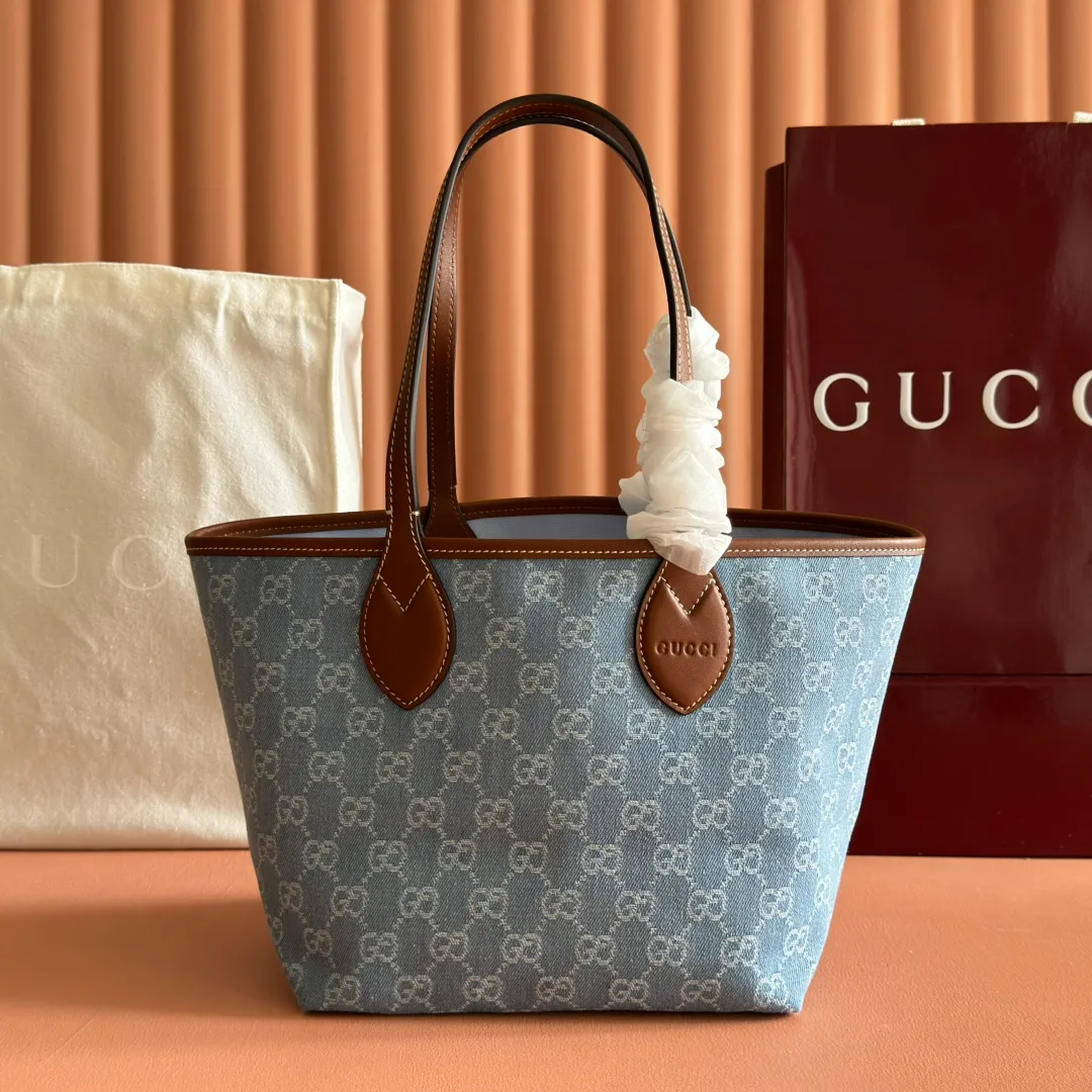 p980. 💋💋💋【With full counter packaging】The Gucci Totissima series combines the word "tote" with the superlative word "issima" in Italian, highlighting the practical function and timeless background of this small tote bag. Blue GG denim, brown leather trim, contrasting stitching, blue cotton and linen lining, top handle (20 cm high), model number: 820496. Dimensions: 22cm (L) x 19cm (W) x 18cm (D) Color: blue denim/original leather. Weight: approx. 0.3kg Made in Italy