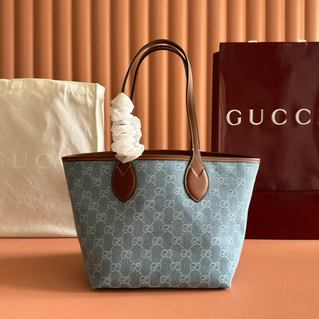 p980. 💋💋💋【With full counter packaging】The Gucci Totissima series combines the word "tote" with the superlative word "issima" in Italian, highlighting the practical function and timeless background of this small tote bag. Blue GG denim, brown leather trim, contrasting stitching, blue cotton and linen lining, top handle (20 cm high), model number: 820496. Dimensions: 22cm (L) x 19cm (W) x 18cm (D) Color: blue denim/original leather. Weight: approx. 0.3kg Made in Italy