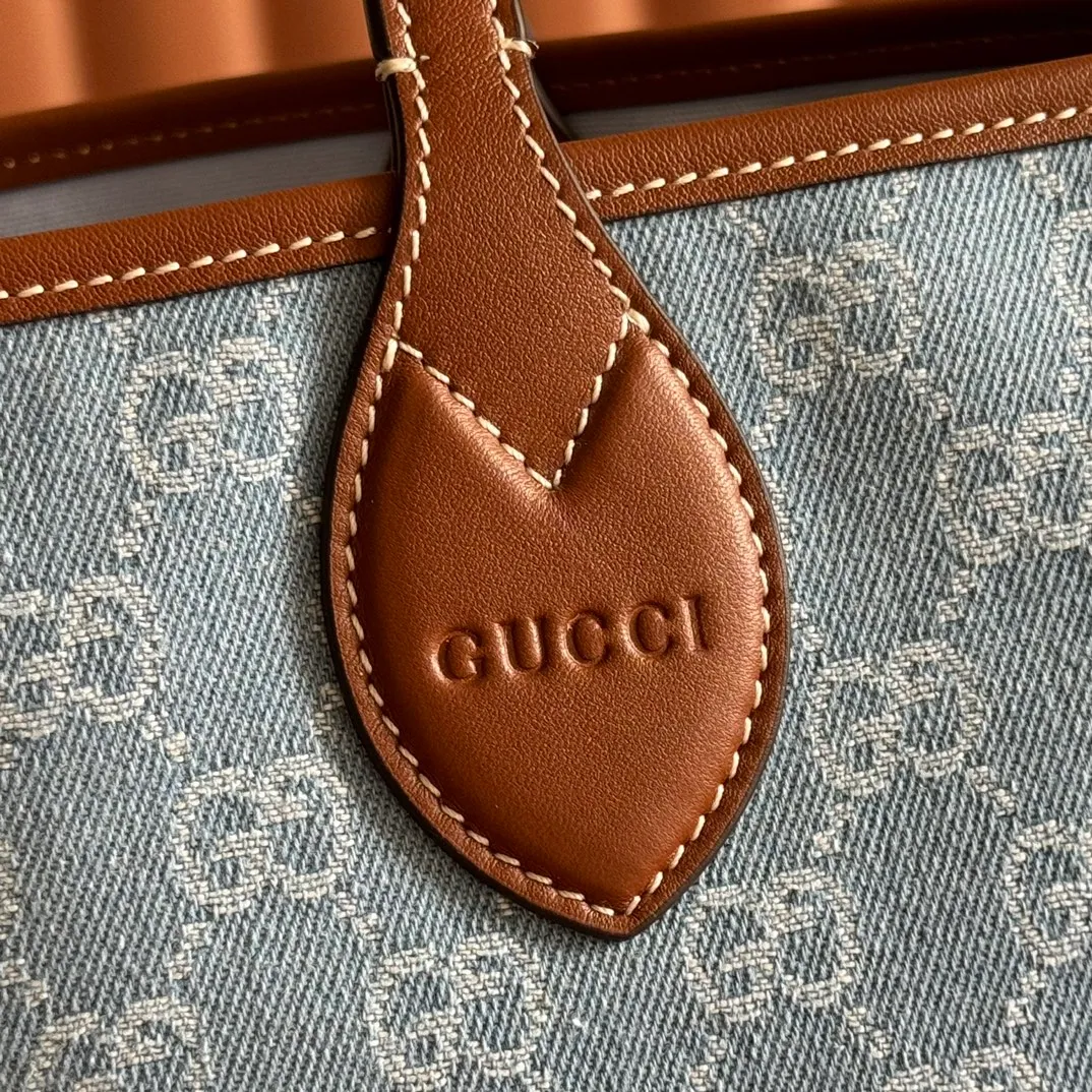 p980. 💋💋💋【With full counter packaging】The Gucci Totissima series combines the word "tote" with the superlative word "issima" in Italian, highlighting the practical function and timeless background of this small tote bag. Blue GG denim, brown leather trim, contrasting stitching, blue cotton and linen lining, top handle (20 cm high), model number: 820496. Dimensions: 22cm (L) x 19cm (W) x 18cm (D) Color: blue denim/original leather. Weight: approx. 0.3kg Made in Italy
