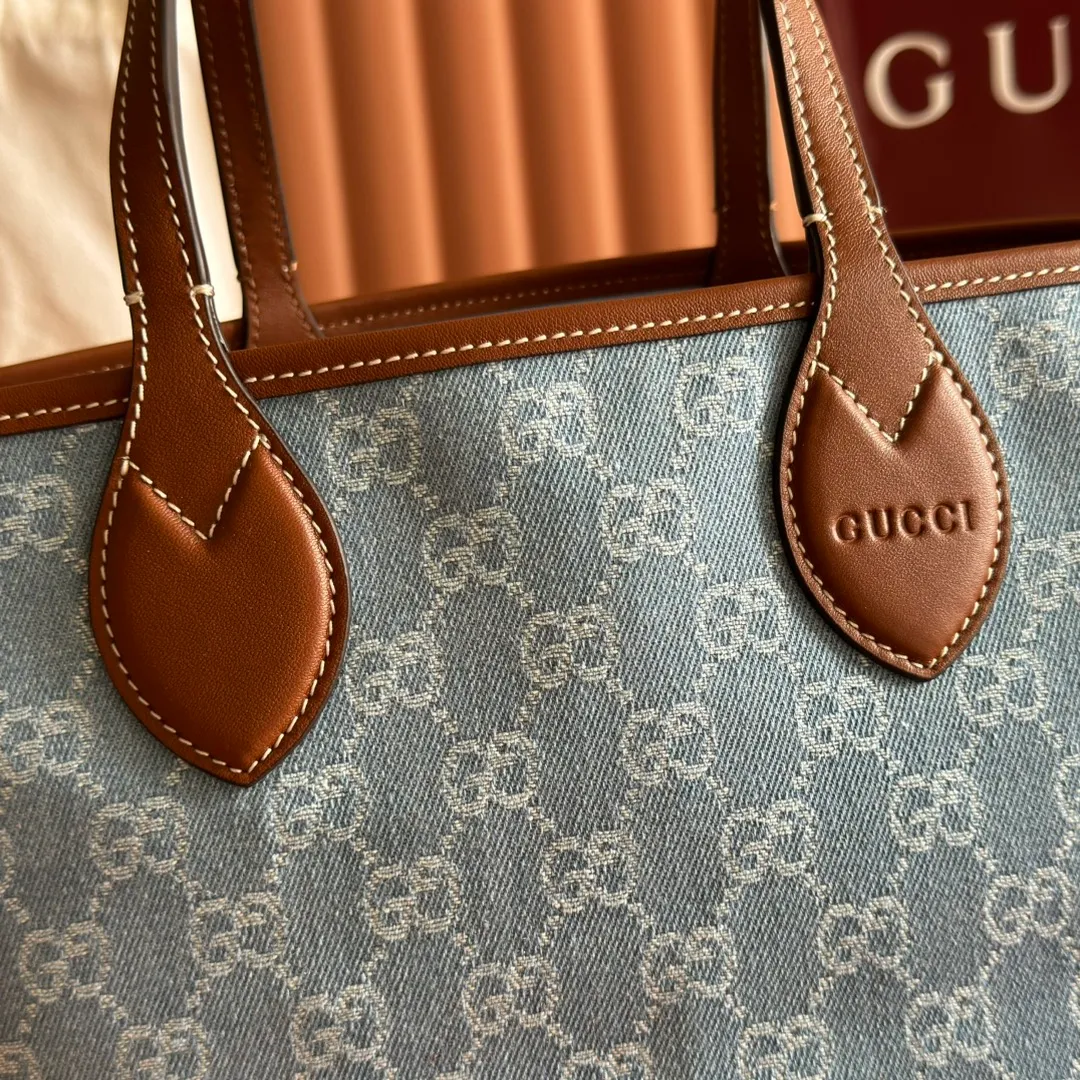 p980. 💋💋💋【With full counter packaging】The Gucci Totissima series combines the word "tote" with the superlative word "issima" in Italian, highlighting the practical function and timeless background of this small tote bag. Blue GG denim, brown leather trim, contrasting stitching, blue cotton and linen lining, top handle (20 cm high), model number: 820496. Dimensions: 22cm (L) x 19cm (W) x 18cm (D) Color: blue denim/original leather. Weight: approx. 0.3kg Made in Italy