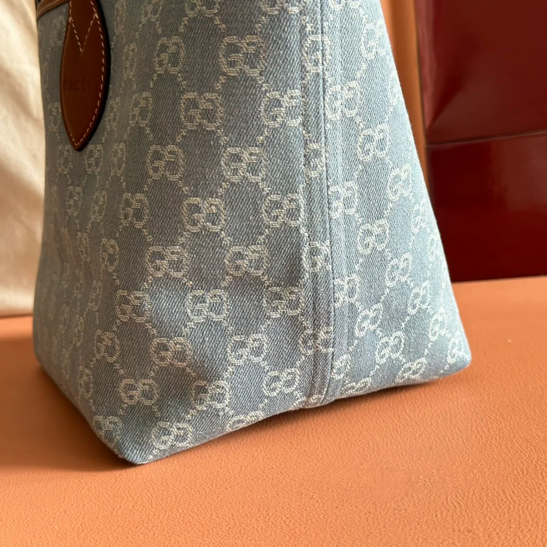 p980. 💋💋💋【With full counter packaging】The Gucci Totissima series combines the word "tote" with the superlative word "issima" in Italian, highlighting the practical function and timeless background of this small tote bag. Blue GG denim, brown leather trim, contrasting stitching, blue cotton and linen lining, top handle (20 cm high), model number: 820496. Dimensions: 22cm (L) x 19cm (W) x 18cm (D) Color: blue denim/original leather. Weight: approx. 0.3kg Made in Italy