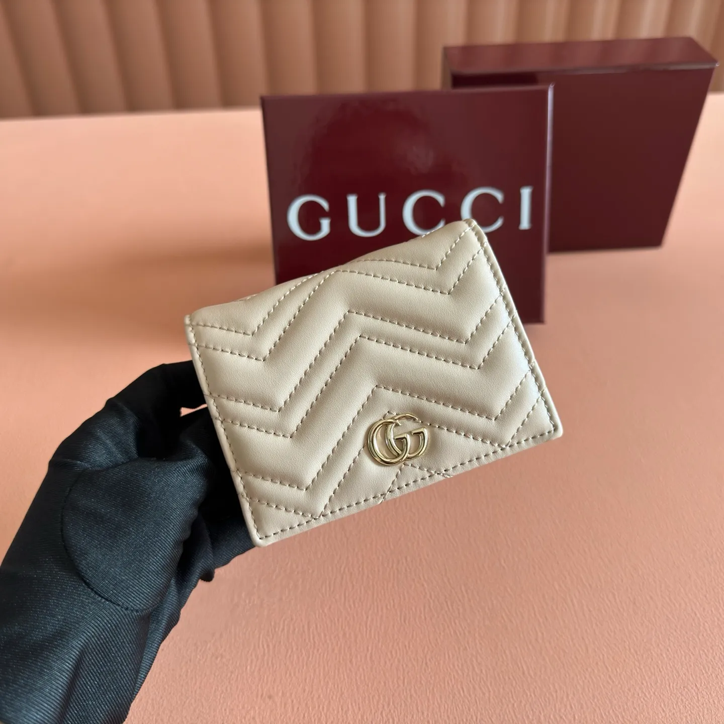 p400💋💋💋【Full set of packaging at the counter】GG Marmont series quilted card holder. Like the different shades of burgundy, Gucc's timeless designs are updated every season. Add color to the new leather goods series with a timeless and vigorous atmosphere. In this classic GG Marmont series card holder, it is presented in a vigorous manner. Quilted V-shaped leather, gold-tone hardware, moire fabric-lined Double G, five card compartments, two flat pockets, one zip pocket, one bill compartment with snap fastening. Model: 466492. Dimensions when closed: 11 (width) x 8.5 (height) x 3cm (depth) Dimensions when open: 11 (width) x 17.5cm (height) Color: pink light gold/original leather. Made in Italy