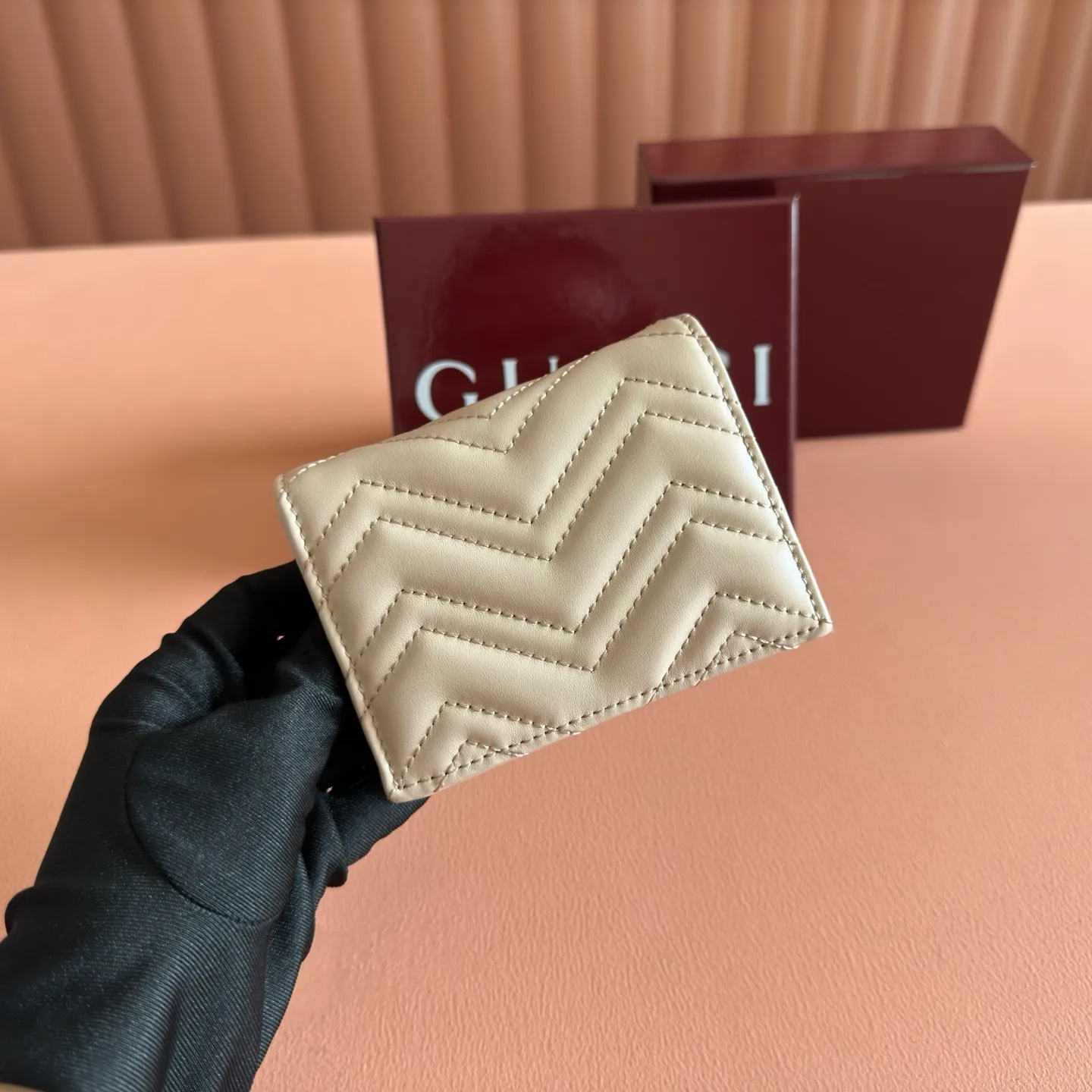 p400💋💋💋【Full set of packaging at the counter】GG Marmont series quilted card holder. Like the different shades of burgundy, Gucc's timeless designs are updated every season. Add color to the new leather goods series with a timeless and vigorous atmosphere. In this classic GG Marmont series card holder, it is presented in a vigorous manner. Quilted V-shaped leather, gold-tone hardware, moire fabric-lined Double G, five card compartments, two flat pockets, one zip pocket, one bill compartment with snap fastening. Model: 466492. Dimensions when closed: 11 (width) x 8.5 (height) x 3cm (depth) Dimensions when open: 11 (width) x 17.5cm (height) Color: pink light gold/original leather. Made in Italy