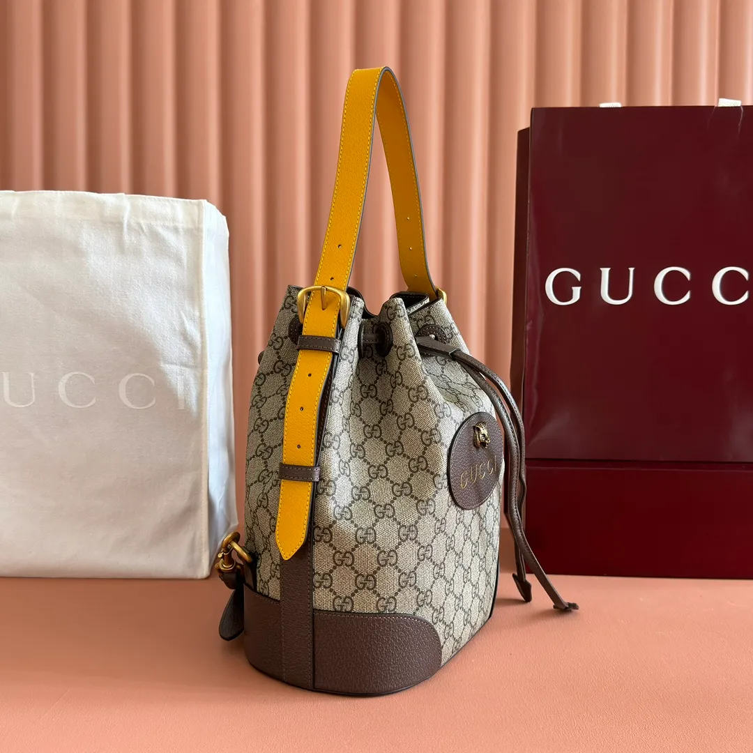 p940. 📣📣📣【Original leather and complete packaging】‼ ️Model 473875, size 23*27*14 Super popular barrel-shaped drawstring backpack, oval classic leather label, with tiger head pattern, adjustable yellow leather handle, the damaged handle can be replaced with a new handle in any color. The cover is made of microfiber fabric, which is super soft, and the shoulder straps on the back are equipped with an adjustment device that can be loosened and adjusted. The favorite styles of celebrities, the trendy and youthful diversified designs will definitely attract you.