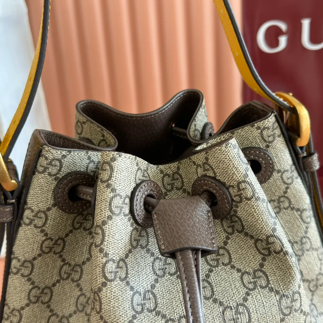 p940. 📣📣📣【Original leather and complete packaging】‼ ️Model 473875, size 23*27*14 Super popular barrel-shaped drawstring backpack, oval classic leather label, with tiger head pattern, adjustable yellow leather handle, the damaged handle can be replaced with a new handle in any color. The cover is made of microfiber fabric, which is super soft, and the shoulder straps on the back are equipped with an adjustment device that can be loosened and adjusted. The favorite styles of celebrities, the trendy and youthful diversified designs will definitely attract you.