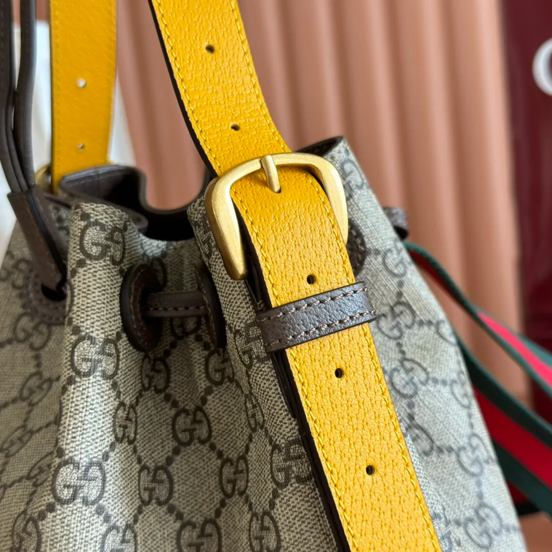 p940. 📣📣📣【Original leather and complete packaging】‼ ️Model 473875, size 23*27*14 Super popular barrel-shaped drawstring backpack, oval classic leather label, with tiger head pattern, adjustable yellow leather handle, the damaged handle can be replaced with a new handle in any color. The cover is made of microfiber fabric, which is super soft, and the shoulder straps on the back are equipped with an adjustment device that can be loosened and adjusted. The favorite styles of celebrities, the trendy and youthful diversified designs will definitely attract you.