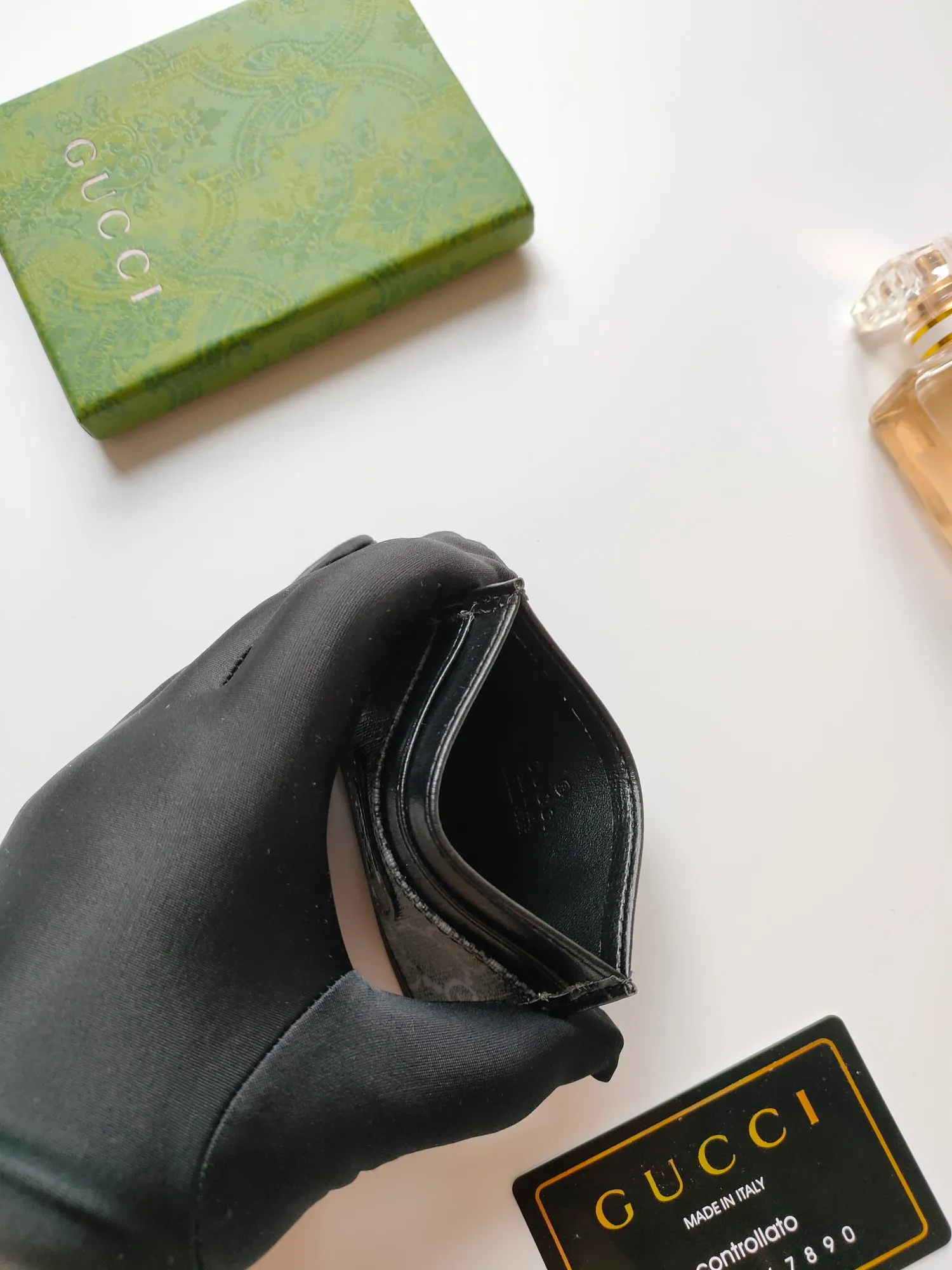 ￥90 [Rose] This Gucci card holder is ingeniously decorated with different styles of brand logos [Celebration] The black GG Supreme canvas material and the oval interlocking double G logo complement each other, highlighting the elegance and extraordinary charm. Two archival details blend together to give this accessory a vintage feel. Style number: 673002 Size: 10x 7cm
