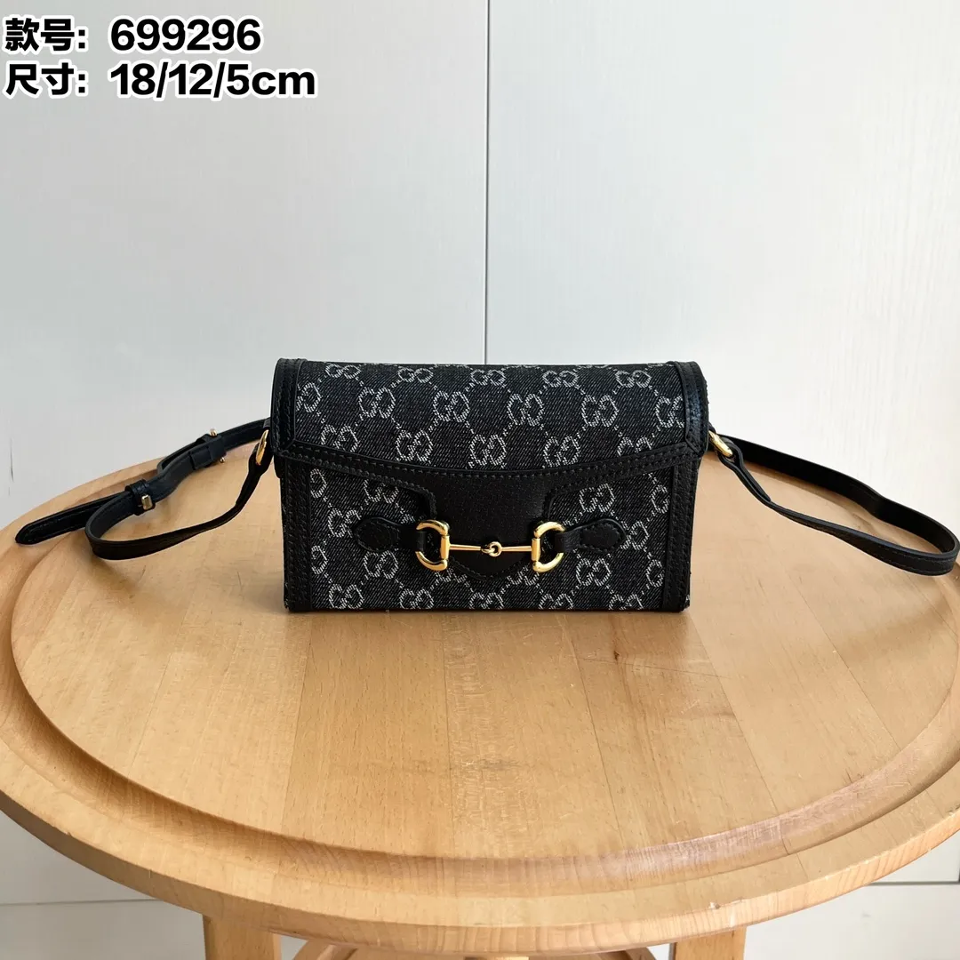 Actual shot #💰260 Model: 699296 black denim Size: 18x12x5cm 𝐆𝐮𝐜𝐜𝐢 𝟏𝟗𝟓𝟓 𝐇𝐨𝐫𝐬𝐞𝐛𝐢𝐭 𝐌𝐢𝐧𝐢 Another masterpiece in the Horsebit 1955 series! The horizontal mobile phone bag looks great too! It can be used for large-screen mobile phones. Compared with the vertical version, it may be more convenient to use~ It can be carried in spring, summer, autumn and winter without choosing an outfit👍