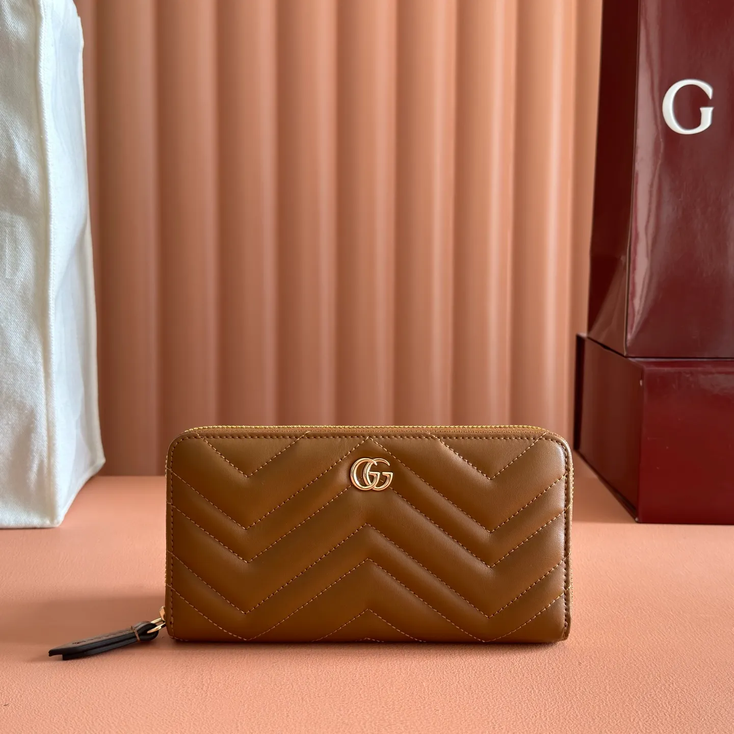p480. 📣📣📣【Original leather with 🌈Full package】🔥🔥 GG Marmont series full zipper wallet. The GG Marmont leather wallet is made of quilted leather with a V-shaped pattern and the GG logo on the back. Rose beige chevron quilted leather, GG logo on the back, Double G in antique pink hardware, 12 card compartments and 3 bill compartments, zipped coin pocket, full zip closure. Model: 443123. Dimensions: 19 (width) x 10.5 (height) x 2cm (depth) Color: brown/original leather. Made in Italy
