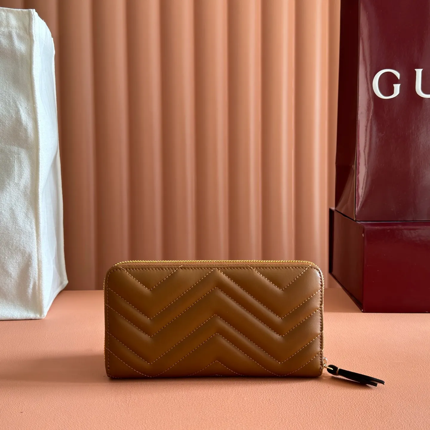 p480. 📣📣📣【Original leather with 🌈Full package】🔥🔥 GG Marmont series full zipper wallet. The GG Marmont leather wallet is made of quilted leather with a V-shaped pattern and the GG logo on the back. Rose beige chevron quilted leather, GG logo on the back, Double G in antique pink hardware, 12 card compartments and 3 bill compartments, zipped coin pocket, full zip closure. Model: 443123. Dimensions: 19 (width) x 10.5 (height) x 2cm (depth) Color: brown/original leather. Made in Italy