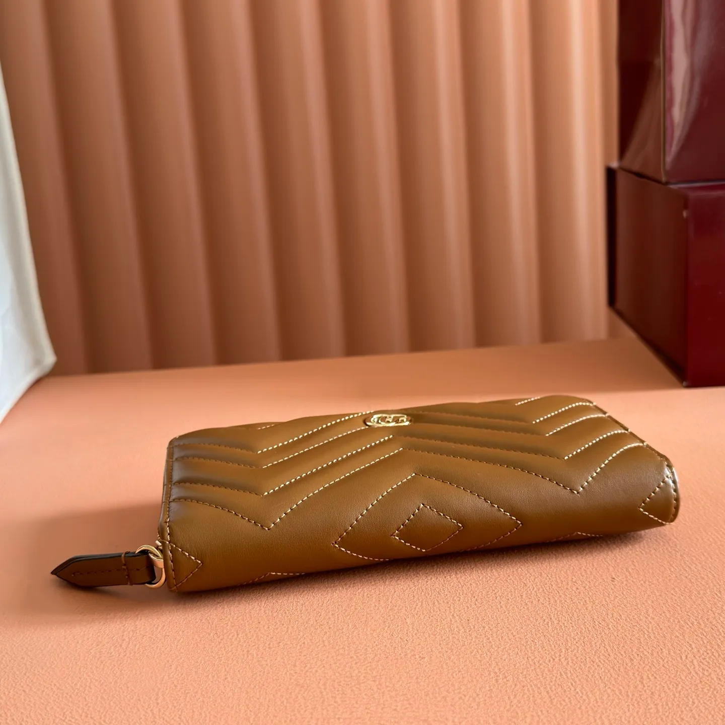 p480. 📣📣📣【Original leather with 🌈Full package】🔥🔥 GG Marmont series full zipper wallet. The GG Marmont leather wallet is made of quilted leather with a V-shaped pattern and the GG logo on the back. Rose beige chevron quilted leather, GG logo on the back, Double G in antique pink hardware, 12 card compartments and 3 bill compartments, zipped coin pocket, full zip closure. Model: 443123. Dimensions: 19 (width) x 10.5 (height) x 2cm (depth) Color: brown/original leather. Made in Italy