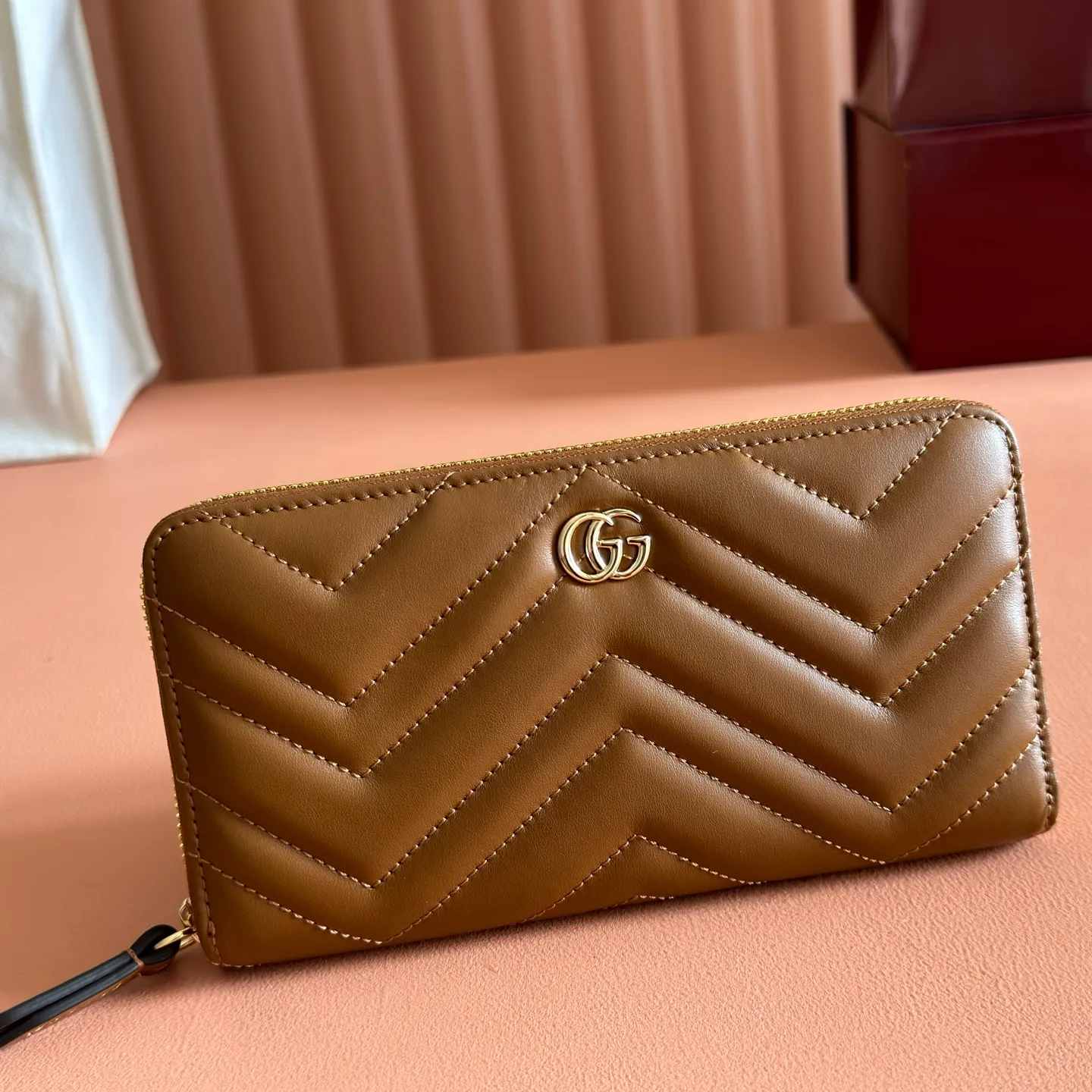 p480. 📣📣📣【Original leather with 🌈Full package】🔥🔥 GG Marmont series full zipper wallet. The GG Marmont leather wallet is made of quilted leather with a V-shaped pattern and the GG logo on the back. Rose beige chevron quilted leather, GG logo on the back, Double G in antique pink hardware, 12 card compartments and 3 bill compartments, zipped coin pocket, full zip closure. Model: 443123. Dimensions: 19 (width) x 10.5 (height) x 2cm (depth) Color: brown/original leather. Made in Italy