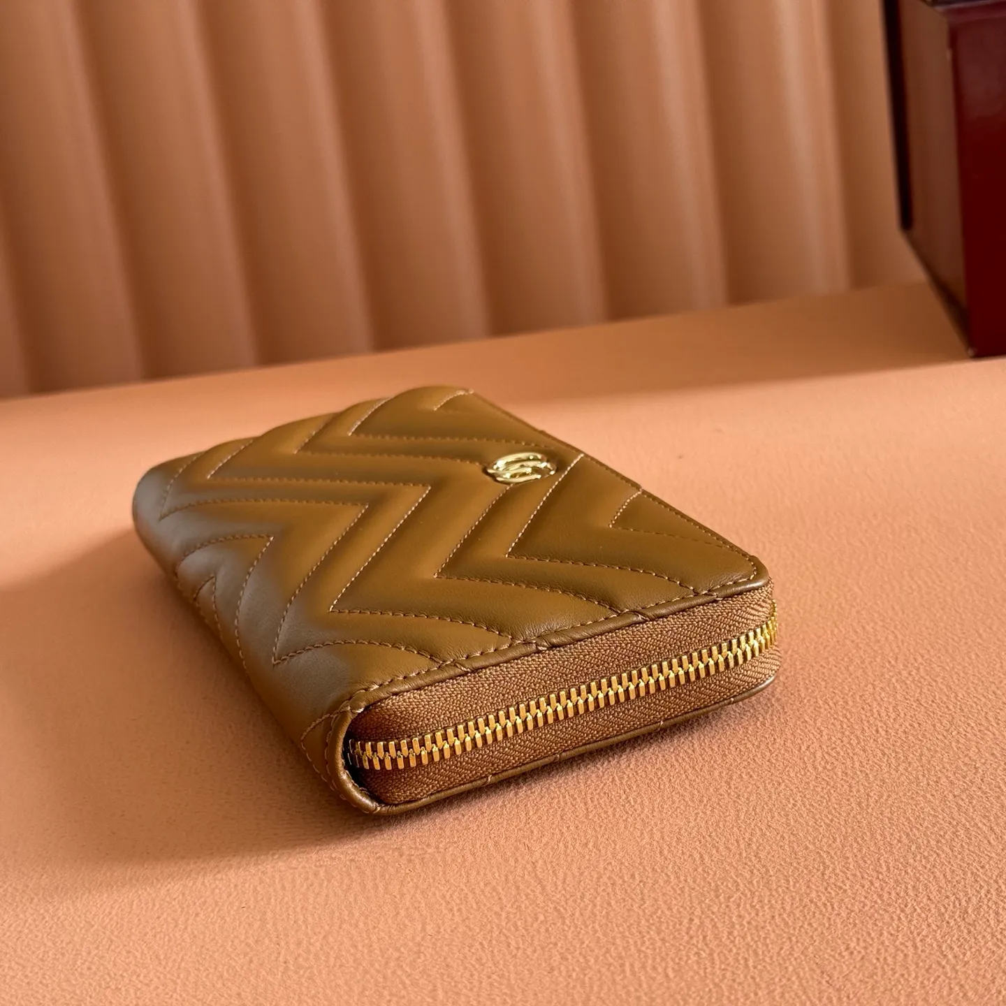 p480. 📣📣📣【Original leather with 🌈Full package】🔥🔥 GG Marmont series full zipper wallet. The GG Marmont leather wallet is made of quilted leather with a V-shaped pattern and the GG logo on the back. Rose beige chevron quilted leather, GG logo on the back, Double G in antique pink hardware, 12 card compartments and 3 bill compartments, zipped coin pocket, full zip closure. Model: 443123. Dimensions: 19 (width) x 10.5 (height) x 2cm (depth) Color: brown/original leather. Made in Italy