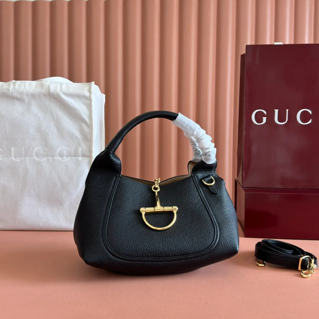 p1320. 💋💋💋【Full set of packaging at the counter】This Gucci Softbit series shoulder bag is ingeniously integrated with the brand's classic equestrian style accessories in the shape of a large half-horse bit. Black grained calf leather Light gold tone hardware Brown microfiber lining Half horsebit closure Holds iPhone Pro Max/Plus, Airpods, long wallet and lipstick Handle height: 15 cm Magnetic closure Model number: 837333. Dimensions: 27.5cm (width) x 21cm (height) x 16cm (depth) Weight: approximately 0.6kg Color: black full leather/original leather. Made in Italy