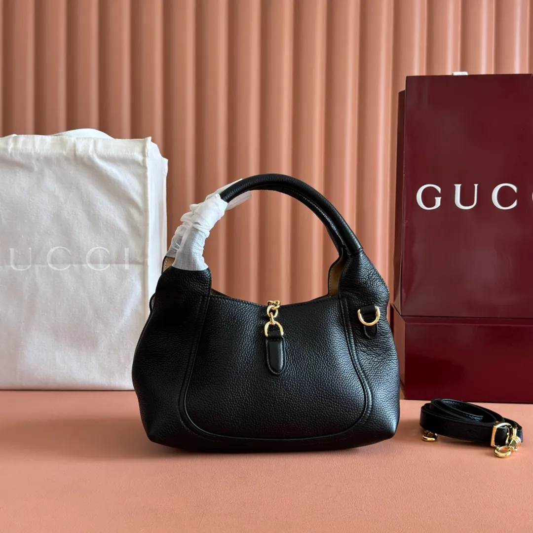 p1320. 💋💋💋【Full set of packaging at the counter】This Gucci Softbit series shoulder bag is ingeniously integrated with the brand's classic equestrian style accessories in the shape of a large half-horse bit. Black grained calf leather Light gold tone hardware Brown microfiber lining Half horsebit closure Holds iPhone Pro Max/Plus, Airpods, long wallet and lipstick Handle height: 15 cm Magnetic closure Model number: 837333. Dimensions: 27.5cm (width) x 21cm (height) x 16cm (depth) Weight: approximately 0.6kg Color: black full leather/original leather. Made in Italy
