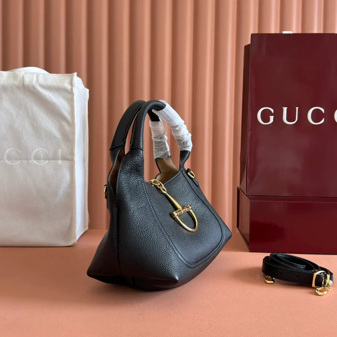 p1320. 💋💋💋【Full set of packaging at the counter】This Gucci Softbit series shoulder bag is ingeniously integrated with the brand's classic equestrian style accessories in the shape of a large half-horse bit. Black grained calf leather Light gold tone hardware Brown microfiber lining Half horsebit closure Holds iPhone Pro Max/Plus, Airpods, long wallet and lipstick Handle height: 15 cm Magnetic closure Model number: 837333. Dimensions: 27.5cm (width) x 21cm (height) x 16cm (depth) Weight: approximately 0.6kg Color: black full leather/original leather. Made in Italy