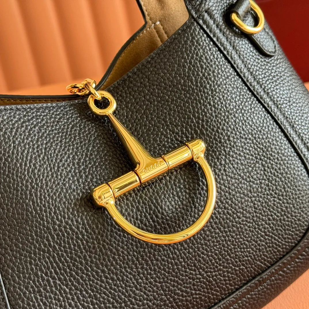 p1320. 💋💋💋【Full set of packaging at the counter】This Gucci Softbit series shoulder bag is ingeniously integrated with the brand's classic equestrian style accessories in the shape of a large half-horse bit. Black grained calf leather Light gold tone hardware Brown microfiber lining Half horsebit closure Holds iPhone Pro Max/Plus, Airpods, long wallet and lipstick Handle height: 15 cm Magnetic closure Model number: 837333. Dimensions: 27.5cm (width) x 21cm (height) x 16cm (depth) Weight: approximately 0.6kg Color: black full leather/original leather. Made in Italy