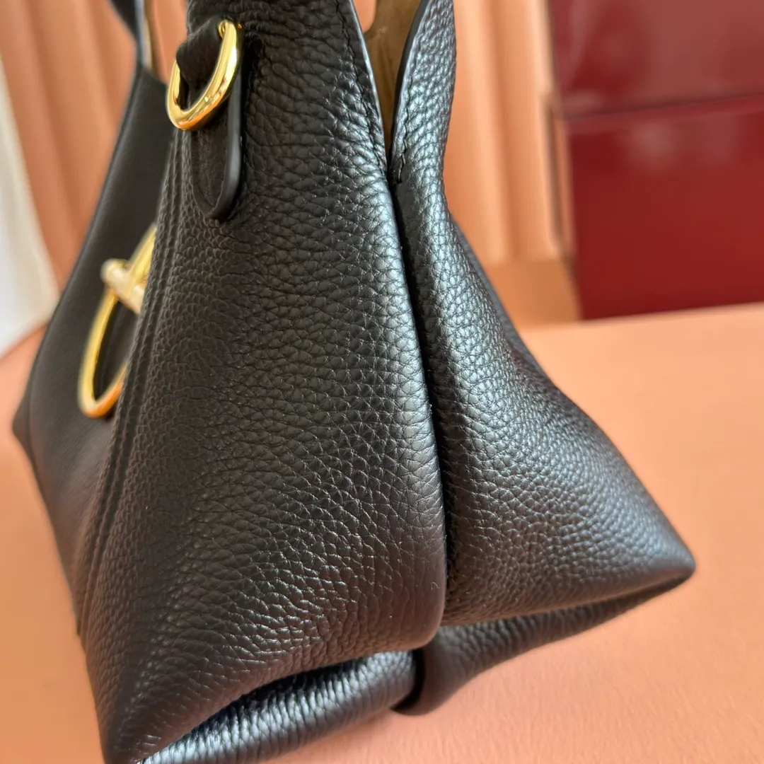 p1320. 💋💋💋【Full set of packaging at the counter】This Gucci Softbit series shoulder bag is ingeniously integrated with the brand's classic equestrian style accessories in the shape of a large half-horse bit. Black grained calf leather Light gold tone hardware Brown microfiber lining Half horsebit closure Holds iPhone Pro Max/Plus, Airpods, long wallet and lipstick Handle height: 15 cm Magnetic closure Model number: 837333. Dimensions: 27.5cm (width) x 21cm (height) x 16cm (depth) Weight: approximately 0.6kg Color: black full leather/original leather. Made in Italy