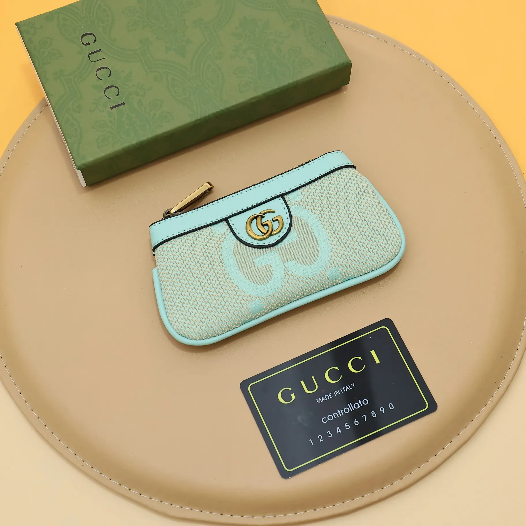 ￥140 GUCCI’s new small coin purse ~ lipstick bag🧃🧃 is made of imported calfskin with embroidered wavy pattern, 🧃🧃 matched with exquisite original factory bronze double G hardware 🧃🧃, flexible and unique hook buckle, small and exquisite, great effect, model: 671722, size: 12.5x7x1.5cm Color: green cloth/green U