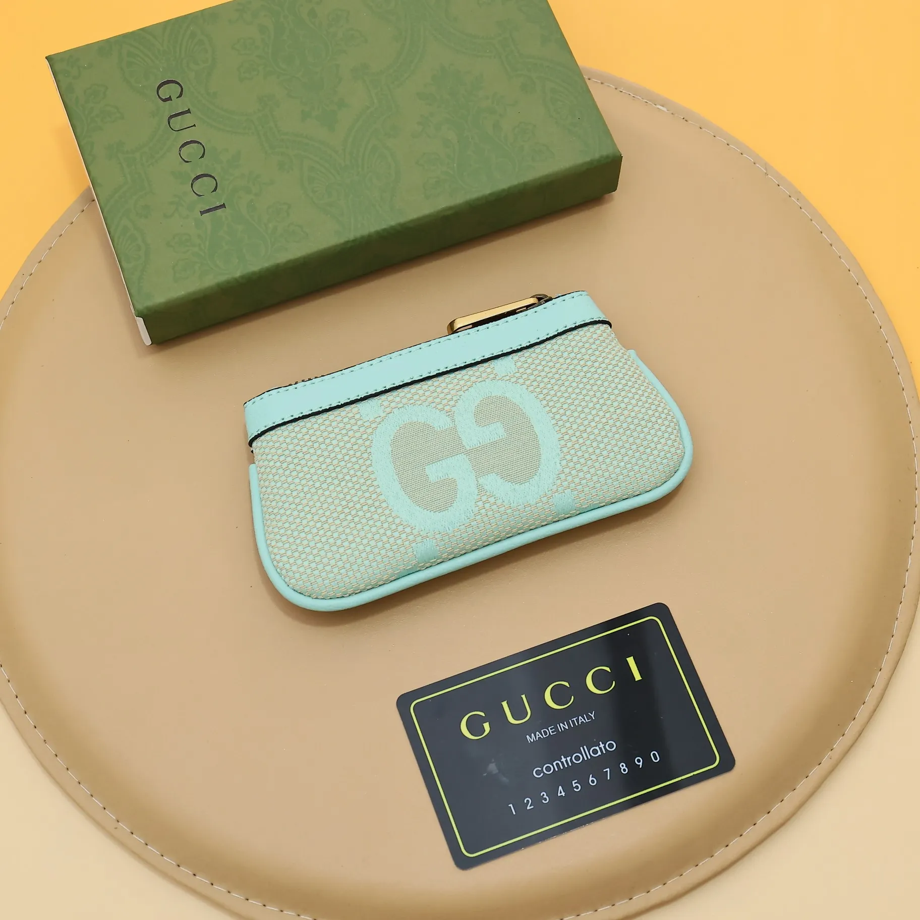￥140 GUCCI’s new small coin purse ~ lipstick bag🧃🧃 is made of imported calfskin with embroidered wavy pattern, 🧃🧃 matched with exquisite original factory bronze double G hardware 🧃🧃, flexible and unique hook buckle, small and exquisite, great effect, model: 671722, size: 12.5x7x1.5cm Color: green cloth/green U