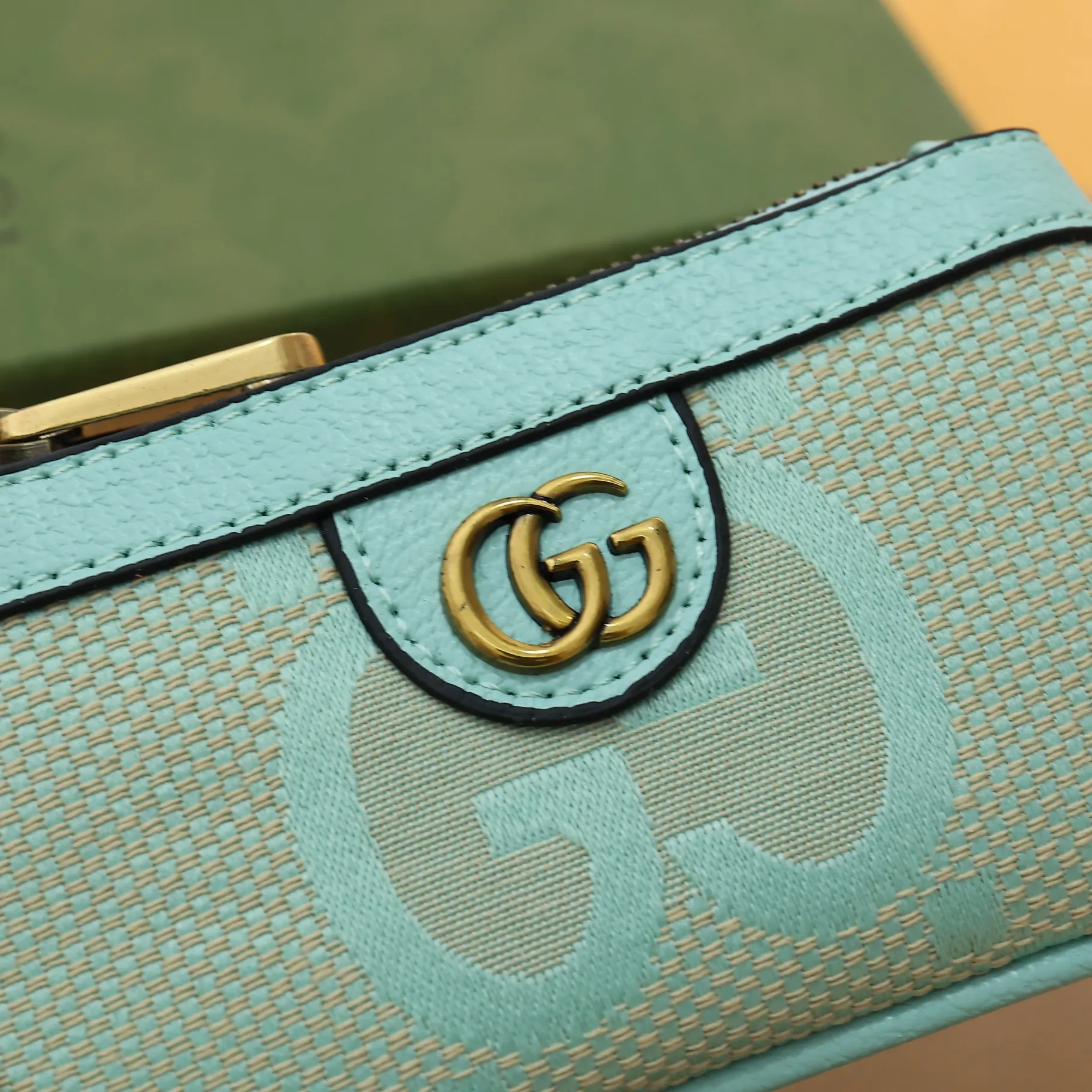 ￥140 GUCCI’s new small coin purse ~ lipstick bag🧃🧃 is made of imported calfskin with embroidered wavy pattern, 🧃🧃 matched with exquisite original factory bronze double G hardware 🧃🧃, flexible and unique hook buckle, small and exquisite, great effect, model: 671722, size: 12.5x7x1.5cm Color: green cloth/green U