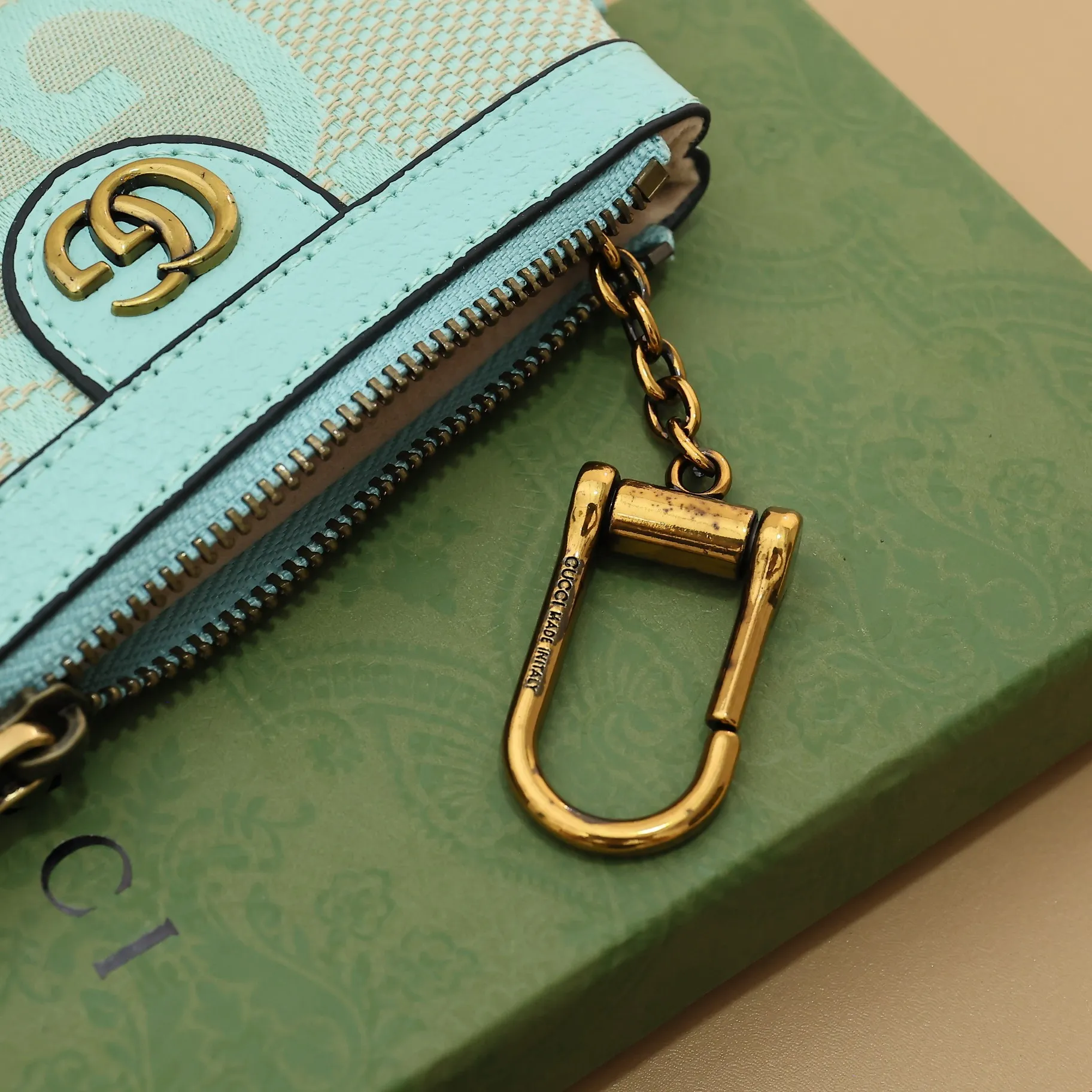 ￥140 GUCCI’s new small coin purse ~ lipstick bag🧃🧃 is made of imported calfskin with embroidered wavy pattern, 🧃🧃 matched with exquisite original factory bronze double G hardware 🧃🧃, flexible and unique hook buckle, small and exquisite, great effect, model: 671722, size: 12.5x7x1.5cm Color: green cloth/green U