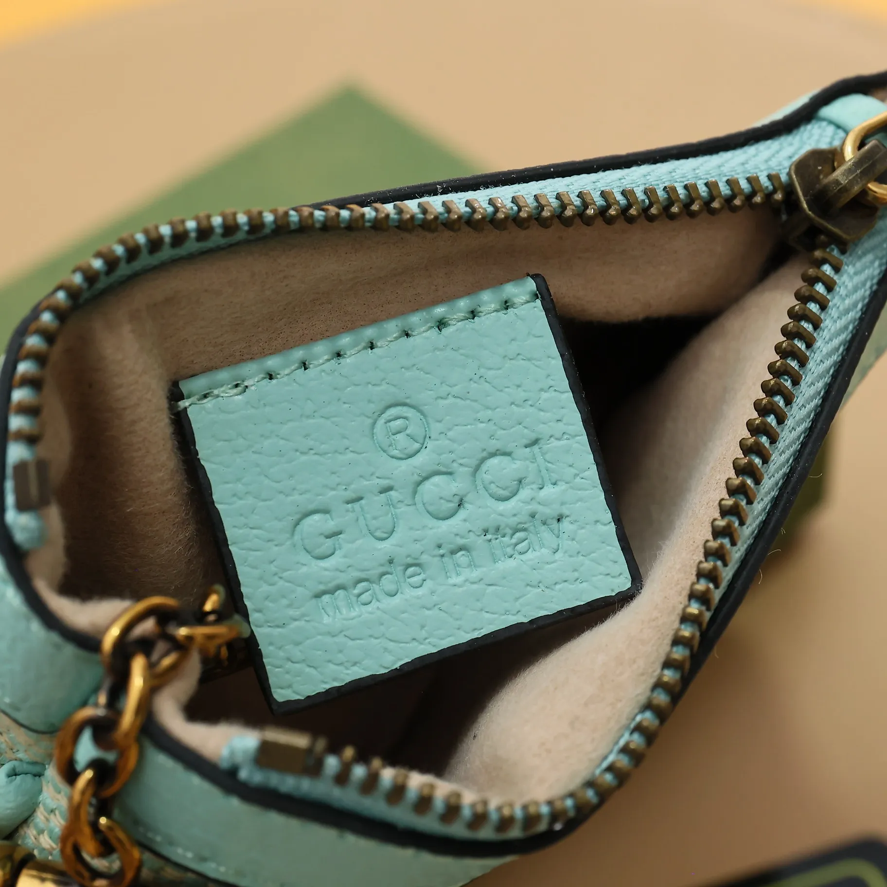 ￥140 GUCCI’s new small coin purse ~ lipstick bag🧃🧃 is made of imported calfskin with embroidered wavy pattern, 🧃🧃 matched with exquisite original factory bronze double G hardware 🧃🧃, flexible and unique hook buckle, small and exquisite, great effect, model: 671722, size: 12.5x7x1.5cm Color: green cloth/green U