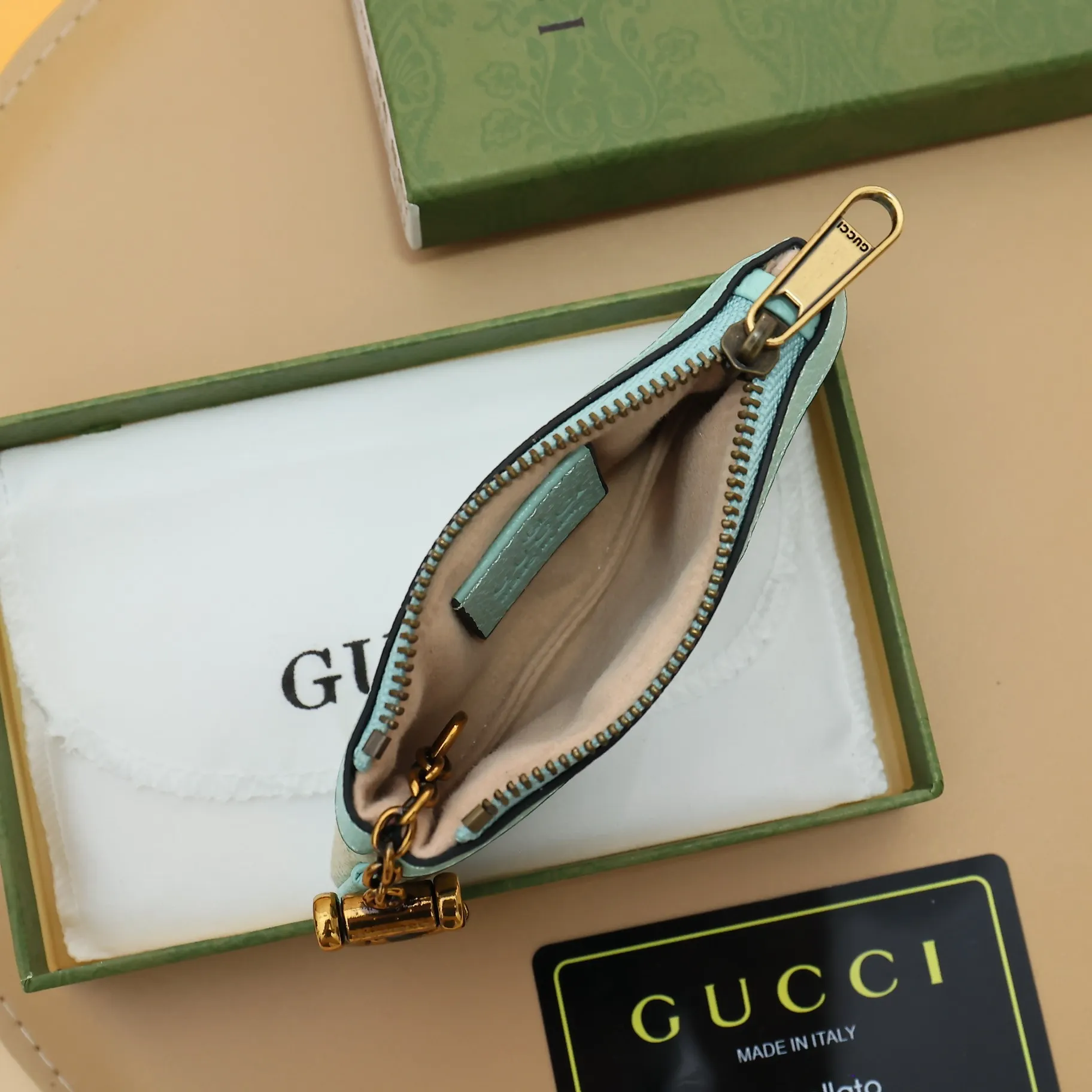 ￥140 GUCCI’s new small coin purse ~ lipstick bag🧃🧃 is made of imported calfskin with embroidered wavy pattern, 🧃🧃 matched with exquisite original factory bronze double G hardware 🧃🧃, flexible and unique hook buckle, small and exquisite, great effect, model: 671722, size: 12.5x7x1.5cm Color: green cloth/green U