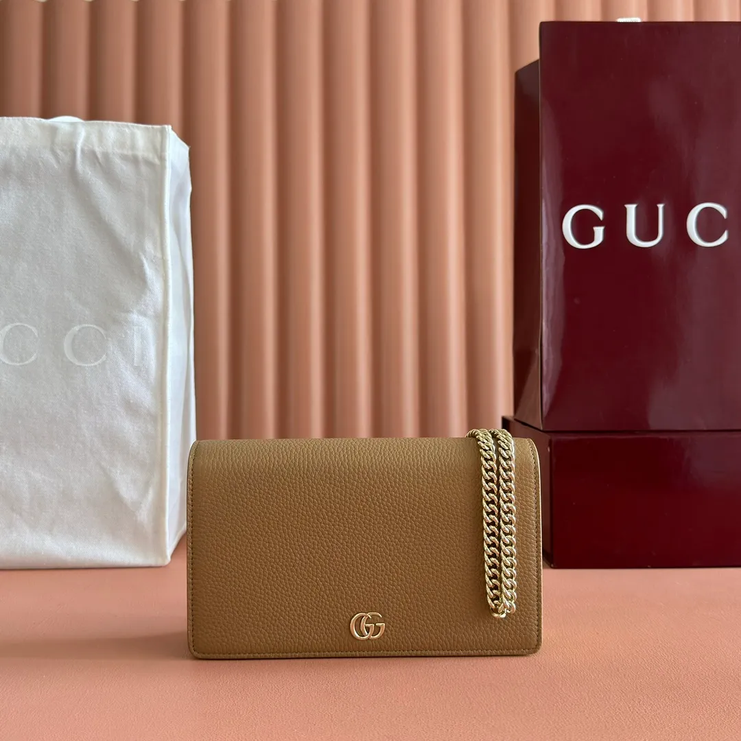 p700💋💋💋"With full set of original counter packaging" [New product] This GG Marmont series chain wallet is made of Gucci bright green leather, with beige and dark brown GG Supreme materials. The iconic Double G accessories are vividly embellished on the structured body. Featuring a detachable chain strap, this accessory is a versatile style that can be worn from day to night. Although the shape is small and exquisite, it is not inferior in practicality. The internal space is well organized and can store cards and other necessities. Gucci bright green leather with beige and dark brown GG Supreme material Light gold-tone hardware Gucci bright green taffeta lining Double G Interior: 6 card compartments, 1 flat pocket, 1 zipped gusset pocket and 1 open compartment Mirror Detachable chain shoulder strap (60 cm high) Snap-button closure Weight: approx. 0.4 kg Ident number: 497985. Dimensions: 20cm (width) x 12.5cm (height) x 4cm (depth) Color: brown/bright green. Made in Italy