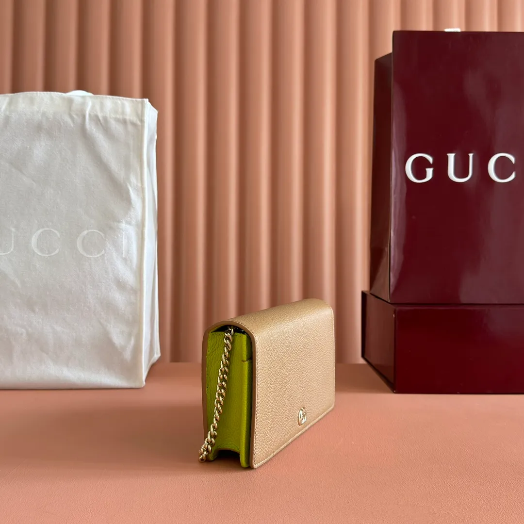 p700💋💋💋"With full set of original counter packaging" [New product] This GG Marmont series chain wallet is made of Gucci bright green leather, with beige and dark brown GG Supreme materials. The iconic Double G accessories are vividly embellished on the structured body. Featuring a detachable chain strap, this accessory is a versatile style that can be worn from day to night. Although the shape is small and exquisite, it is not inferior in practicality. The internal space is well organized and can store cards and other necessities. Gucci bright green leather with beige and dark brown GG Supreme material Light gold-tone hardware Gucci bright green taffeta lining Double G Interior: 6 card compartments, 1 flat pocket, 1 zipped gusset pocket and 1 open compartment Mirror Detachable chain shoulder strap (60 cm high) Snap-button closure Weight: approx. 0.4 kg Ident number: 497985. Dimensions: 20cm (width) x 12.5cm (height) x 4cm (depth) Color: brown/bright green. Made in Italy