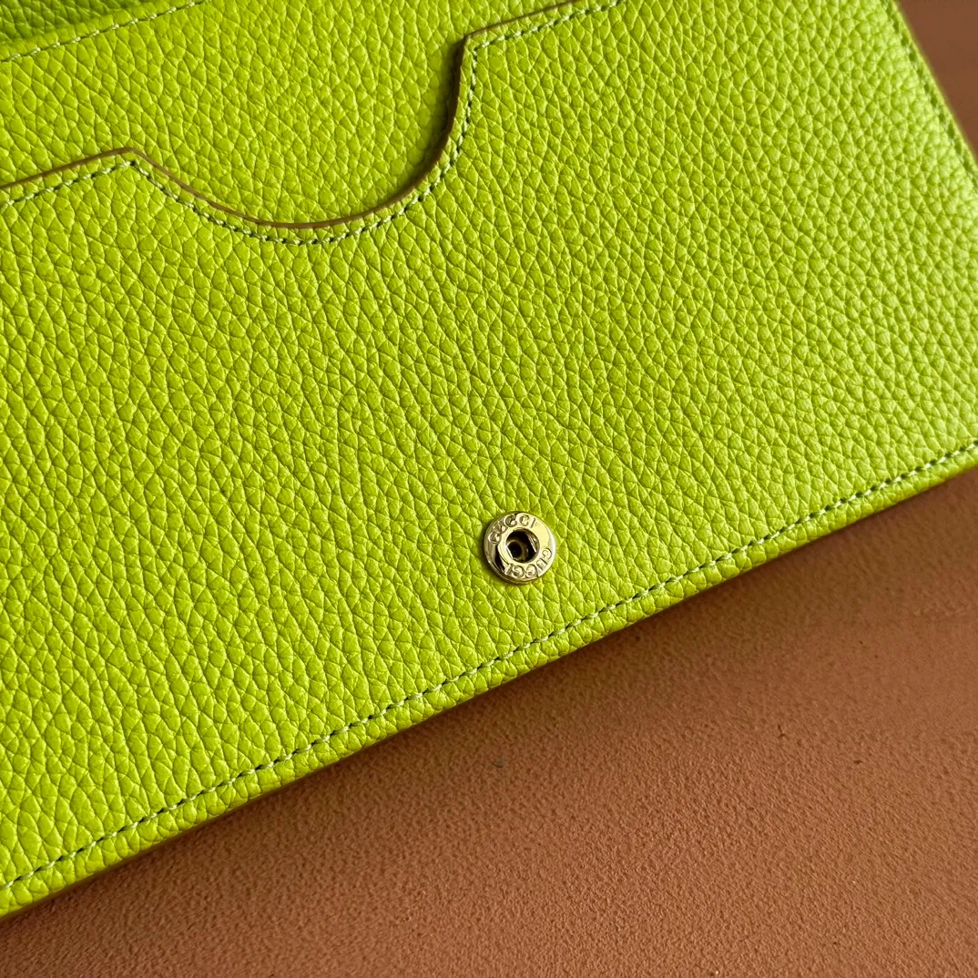 p700💋💋💋"With full set of original counter packaging" [New product] This GG Marmont series chain wallet is made of Gucci bright green leather, with beige and dark brown GG Supreme materials. The iconic Double G accessories are vividly embellished on the structured body. Featuring a detachable chain strap, this accessory is a versatile style that can be worn from day to night. Although the shape is small and exquisite, it is not inferior in practicality. The internal space is well organized and can store cards and other necessities. Gucci bright green leather with beige and dark brown GG Supreme material Light gold-tone hardware Gucci bright green taffeta lining Double G Interior: 6 card compartments, 1 flat pocket, 1 zipped gusset pocket and 1 open compartment Mirror Detachable chain shoulder strap (60 cm high) Snap-button closure Weight: approx. 0.4 kg Ident number: 497985. Dimensions: 20cm (width) x 12.5cm (height) x 4cm (depth) Color: brown/bright green. Made in Italy