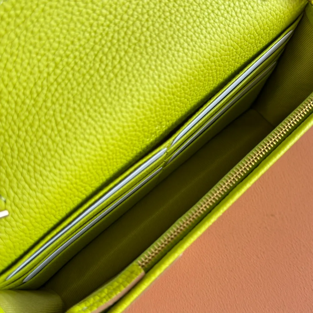 p700💋💋💋"With full set of original counter packaging" [New product] This GG Marmont series chain wallet is made of Gucci bright green leather, with beige and dark brown GG Supreme materials. The iconic Double G accessories are vividly embellished on the structured body. Featuring a detachable chain strap, this accessory is a versatile style that can be worn from day to night. Although the shape is small and exquisite, it is not inferior in practicality. The internal space is well organized and can store cards and other necessities. Gucci bright green leather with beige and dark brown GG Supreme material Light gold-tone hardware Gucci bright green taffeta lining Double G Interior: 6 card compartments, 1 flat pocket, 1 zipped gusset pocket and 1 open compartment Mirror Detachable chain shoulder strap (60 cm high) Snap-button closure Weight: approx. 0.4 kg Ident number: 497985. Dimensions: 20cm (width) x 12.5cm (height) x 4cm (depth) Color: brown/bright green. Made in Italy