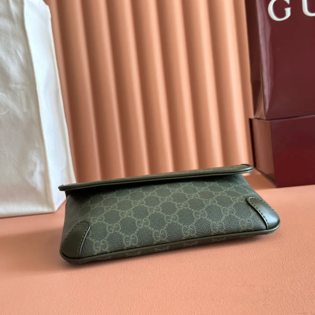 p720. 💋💋💋"With full set of original counter packaging" [New Product] The 2025 autumn and winter series uses GG letter pattern coated fabric to reinterpret one of the brand's iconic patterns. This small belt bag is crafted from an innovative fabric and finished with tonal leather piping for added style. Forest green GG monogram coated fabric Green leather trim Palladium tone hardware Cotton and linen blend lining Adjustable canvas strap (75cm - 120cm) Flap and buckle closure Ident.: 792091. Dimensions: 24cm (width) x 16.5cm (height) x 6cm (depth) Weight: approx. 0.45kg Color: forest green/pvc. Made in Italy