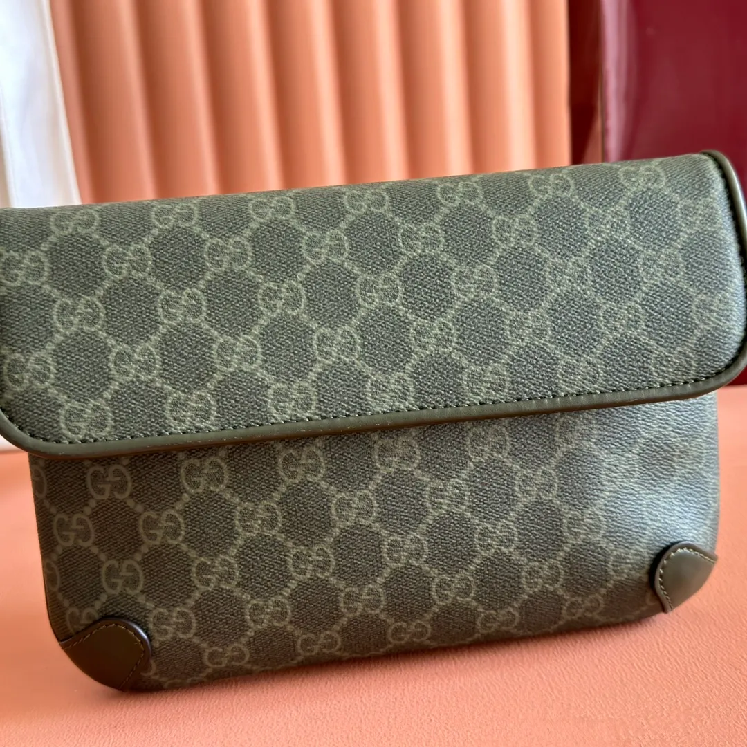 p720. 💋💋💋"With full set of original counter packaging" [New Product] The 2025 autumn and winter series uses GG letter pattern coated fabric to reinterpret one of the brand's iconic patterns. This small belt bag is crafted from an innovative fabric and finished with tonal leather piping for added style. Forest green GG monogram coated fabric Green leather trim Palladium tone hardware Cotton and linen blend lining Adjustable canvas strap (75cm - 120cm) Flap and buckle closure Ident.: 792091. Dimensions: 24cm (width) x 16.5cm (height) x 6cm (depth) Weight: approx. 0.45kg Color: forest green/pvc. Made in Italy