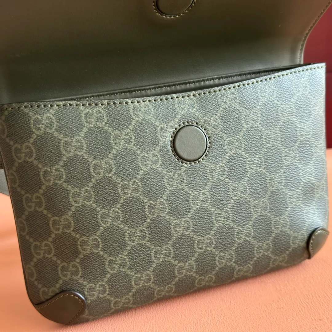 p720. 💋💋💋"With full set of original counter packaging" [New Product] The 2025 autumn and winter series uses GG letter pattern coated fabric to reinterpret one of the brand's iconic patterns. This small belt bag is crafted from an innovative fabric and finished with tonal leather piping for added style. Forest green GG monogram coated fabric Green leather trim Palladium tone hardware Cotton and linen blend lining Adjustable canvas strap (75cm - 120cm) Flap and buckle closure Ident.: 792091. Dimensions: 24cm (width) x 16.5cm (height) x 6cm (depth) Weight: approx. 0.45kg Color: forest green/pvc. Made in Italy